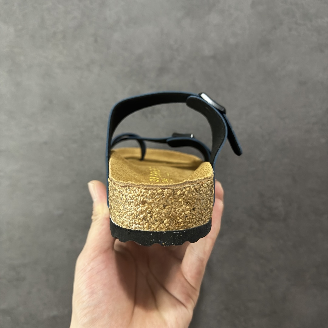 图片[4]-【广东纯原版本】Birkenstock Ramses 系列 勃肯夹趾皮革绒面双扣时尚人字拖拖鞋 牛皮绒面革质地柔软 搭配可调节鞋扣提升穿着舒适度 人体工学设计分散脚部压力 保护脚踝 软木乳胶鞋床具有一定的收缩性 长时间穿着后能贴合脚型 EVA鞋底回弹性和抗张性力高 具有良好的防震、缓冲性 四季皆宜 柔软的鞋床采用额外的泡沫缓冲层 提供额外的舒适感和全天支撑 全网独家首发 源于德国的严谨工艺 牛巴戎面 中层松木 EVA 三层组合大底 优质牛皮面料五金扣 出口订单 尺码：35-44-选品中心