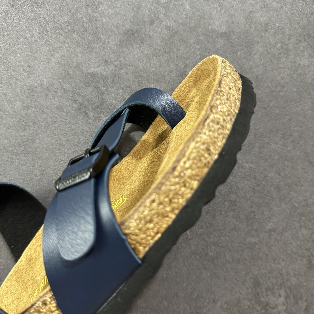 图片[5]-【广东纯原版本】Birkenstock Ramses 系列 勃肯夹趾皮革绒面双扣时尚人字拖拖鞋 牛皮绒面革质地柔软 搭配可调节鞋扣提升穿着舒适度 人体工学设计分散脚部压力 保护脚踝 软木乳胶鞋床具有一定的收缩性 长时间穿着后能贴合脚型 EVA鞋底回弹性和抗张性力高 具有良好的防震、缓冲性 四季皆宜 柔软的鞋床采用额外的泡沫缓冲层 提供额外的舒适感和全天支撑 全网独家首发 源于德国的严谨工艺 牛巴戎面 中层松木 EVA 三层组合大底 优质牛皮面料五金扣 出口订单 尺码：35-44-选品中心