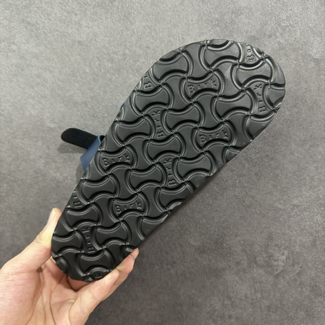 图片[9]-【广东纯原版本】Birkenstock Ramses 系列 勃肯夹趾皮革绒面双扣时尚人字拖拖鞋 牛皮绒面革质地柔软 搭配可调节鞋扣提升穿着舒适度 人体工学设计分散脚部压力 保护脚踝 软木乳胶鞋床具有一定的收缩性 长时间穿着后能贴合脚型 EVA鞋底回弹性和抗张性力高 具有良好的防震、缓冲性 四季皆宜 柔软的鞋床采用额外的泡沫缓冲层 提供额外的舒适感和全天支撑 全网独家首发 源于德国的严谨工艺 牛巴戎面 中层松木 EVA 三层组合大底 优质牛皮面料五金扣 出口订单 尺码：35-44-选品中心