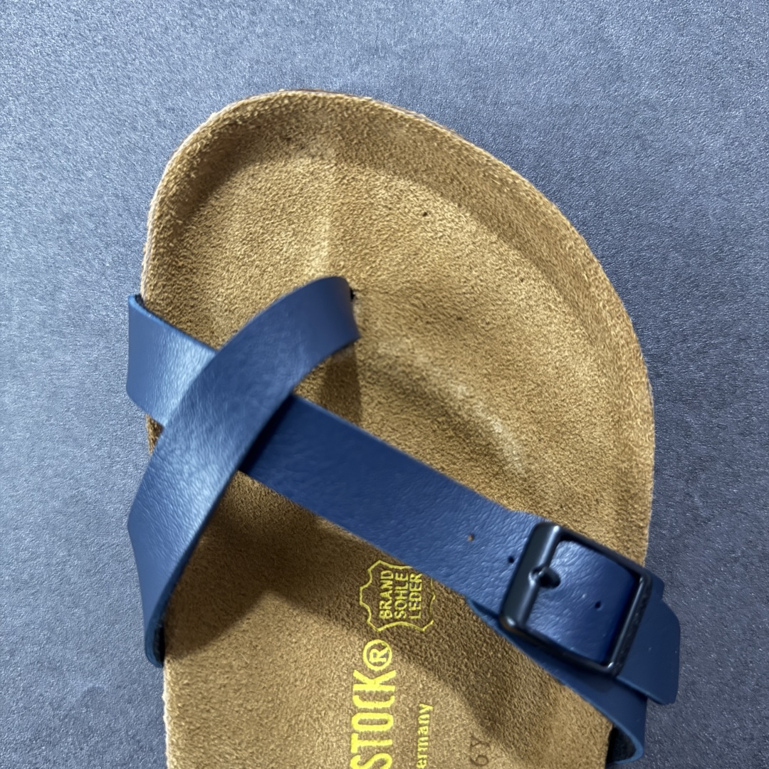 图片[8]-【广东纯原版本】Birkenstock Ramses 系列 勃肯夹趾皮革绒面双扣时尚人字拖拖鞋 牛皮绒面革质地柔软 搭配可调节鞋扣提升穿着舒适度 人体工学设计分散脚部压力 保护脚踝 软木乳胶鞋床具有一定的收缩性 长时间穿着后能贴合脚型 EVA鞋底回弹性和抗张性力高 具有良好的防震、缓冲性 四季皆宜 柔软的鞋床采用额外的泡沫缓冲层 提供额外的舒适感和全天支撑 全网独家首发 源于德国的严谨工艺 牛巴戎面 中层松木 EVA 三层组合大底 优质牛皮面料五金扣 出口订单 尺码：35-44-选品中心