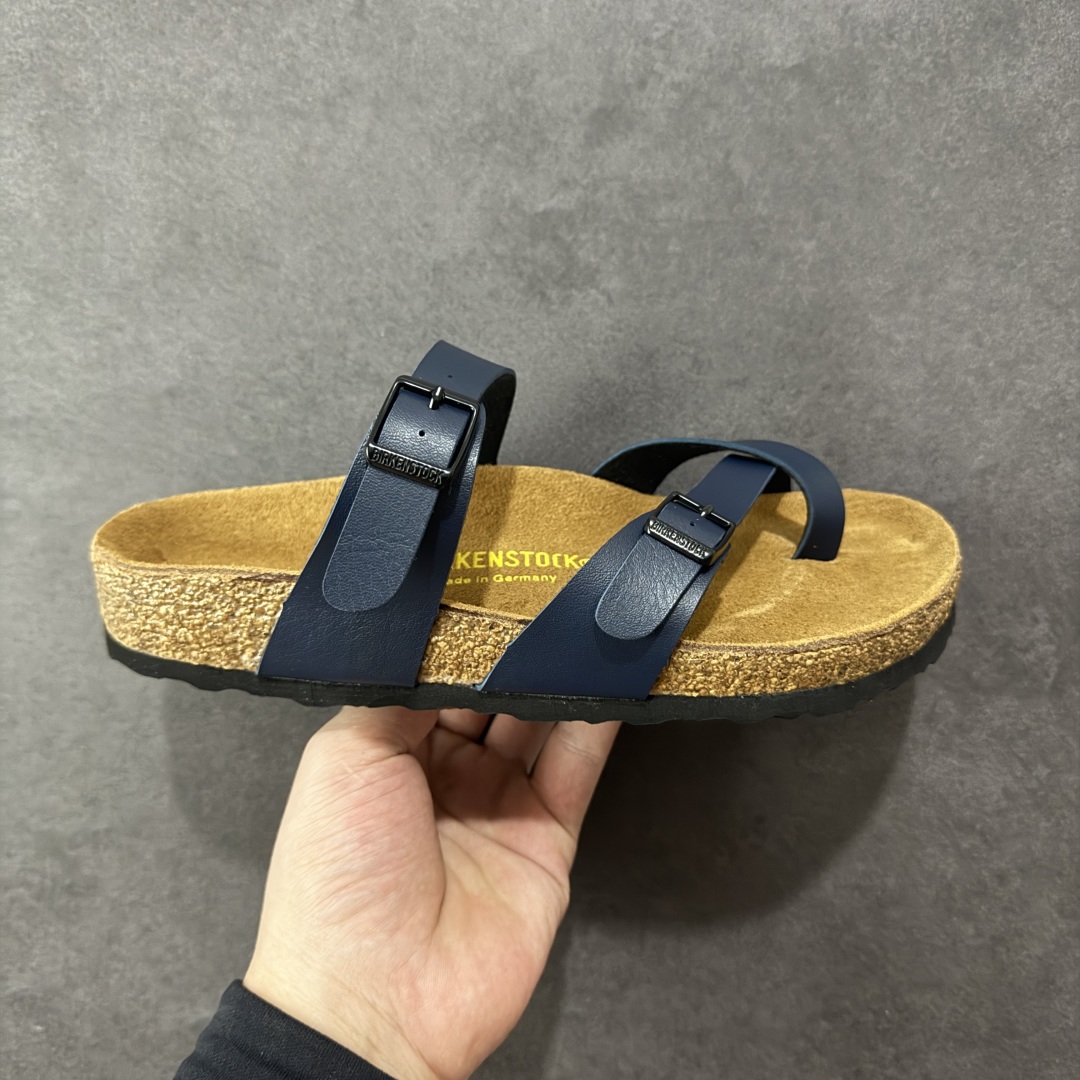 【广东纯原版本】Birkenstock Ramses 系列 勃肯夹趾皮革绒面双扣时尚人字拖拖鞋 牛皮绒面革质地柔软 搭配可调节鞋扣提升穿着舒适度 人体工学设计分散脚部压力 保护脚踝 软木乳胶鞋床具有一定的收缩性 长时间穿着后能贴合脚型 EVA鞋底回弹性和抗张性力高 具有良好的防震、缓冲性 四季皆宜 柔软的鞋床采用额外的泡沫缓冲层 提供额外的舒适感和全天支撑 全网独家首发 源于德国的严谨工艺 牛巴戎面 中层松木 EVA 三层组合大底 优质牛皮面料五金扣 出口订单 尺码:35-44-选品中心