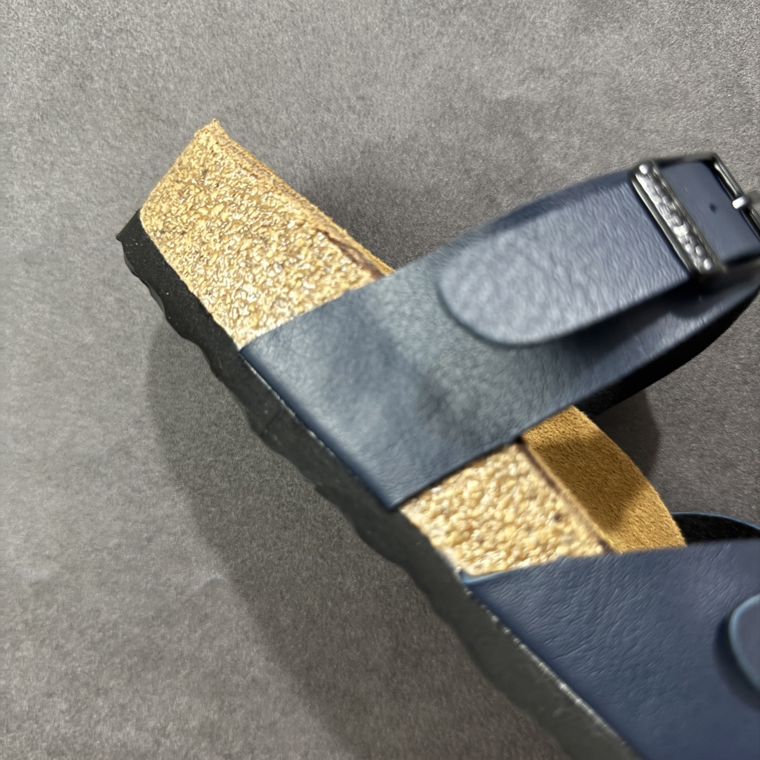 图片[6]-【广东纯原版本】Birkenstock Ramses 系列 勃肯夹趾皮革绒面双扣时尚人字拖拖鞋 牛皮绒面革质地柔软 搭配可调节鞋扣提升穿着舒适度 人体工学设计分散脚部压力 保护脚踝 软木乳胶鞋床具有一定的收缩性 长时间穿着后能贴合脚型 EVA鞋底回弹性和抗张性力高 具有良好的防震、缓冲性 四季皆宜 柔软的鞋床采用额外的泡沫缓冲层 提供额外的舒适感和全天支撑 全网独家首发 源于德国的严谨工艺 牛巴戎面 中层松木 EVA 三层组合大底 优质牛皮面料五金扣 出口订单 尺码：35-44-选品中心
