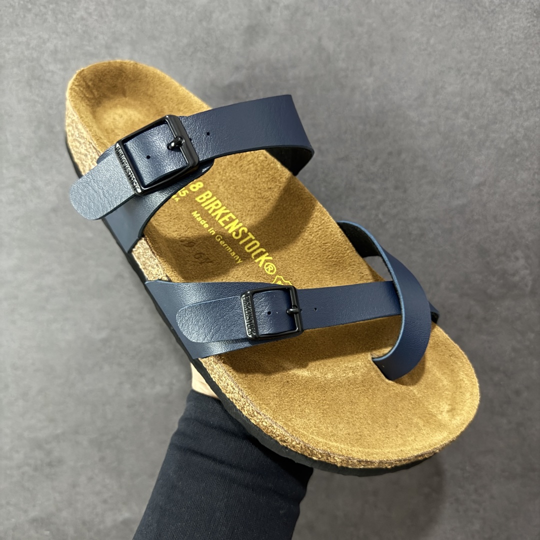 图片[3]-【广东纯原版本】Birkenstock Ramses 系列 勃肯夹趾皮革绒面双扣时尚人字拖拖鞋 牛皮绒面革质地柔软 搭配可调节鞋扣提升穿着舒适度 人体工学设计分散脚部压力 保护脚踝 软木乳胶鞋床具有一定的收缩性 长时间穿着后能贴合脚型 EVA鞋底回弹性和抗张性力高 具有良好的防震、缓冲性 四季皆宜 柔软的鞋床采用额外的泡沫缓冲层 提供额外的舒适感和全天支撑 全网独家首发 源于德国的严谨工艺 牛巴戎面 中层松木 EVA 三层组合大底 优质牛皮面料五金扣 出口订单 尺码：35-44-选品中心