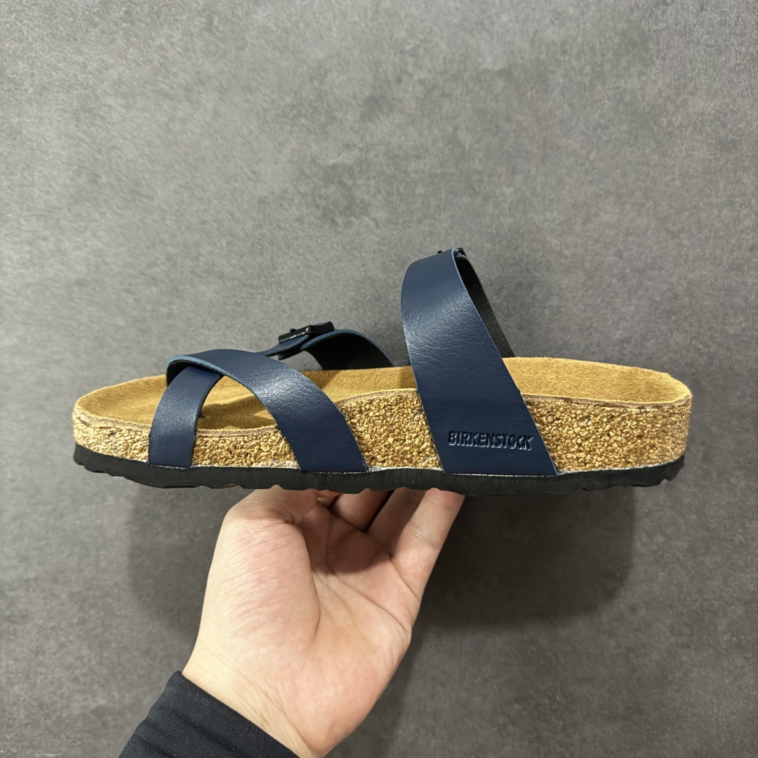 图片[2]-【广东纯原版本】Birkenstock Ramses 系列 勃肯夹趾皮革绒面双扣时尚人字拖拖鞋 牛皮绒面革质地柔软 搭配可调节鞋扣提升穿着舒适度 人体工学设计分散脚部压力 保护脚踝 软木乳胶鞋床具有一定的收缩性 长时间穿着后能贴合脚型 EVA鞋底回弹性和抗张性力高 具有良好的防震、缓冲性 四季皆宜 柔软的鞋床采用额外的泡沫缓冲层 提供额外的舒适感和全天支撑 全网独家首发 源于德国的严谨工艺 牛巴戎面 中层松木 EVA 三层组合大底 优质牛皮面料五金扣 出口订单 尺码：35-44-选品中心
