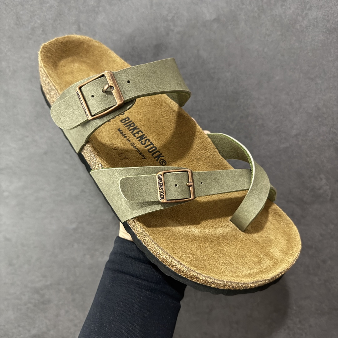 图片[3]-【广东纯原版本】Birkenstock Ramses 系列 勃肯夹趾皮革绒面双扣时尚人字拖拖鞋 牛皮绒面革质地柔软 搭配可调节鞋扣提升穿着舒适度 人体工学设计分散脚部压力 保护脚踝 软木乳胶鞋床具有一定的收缩性 长时间穿着后能贴合脚型 EVA鞋底回弹性和抗张性力高 具有良好的防震、缓冲性 四季皆宜 柔软的鞋床采用额外的泡沫缓冲层 提供额外的舒适感和全天支撑 全网独家首发 源于德国的严谨工艺 牛巴戎面 中层松木 EVA 三层组合大底 优质牛皮面料五金扣 出口订单 尺码：35-44-选品中心