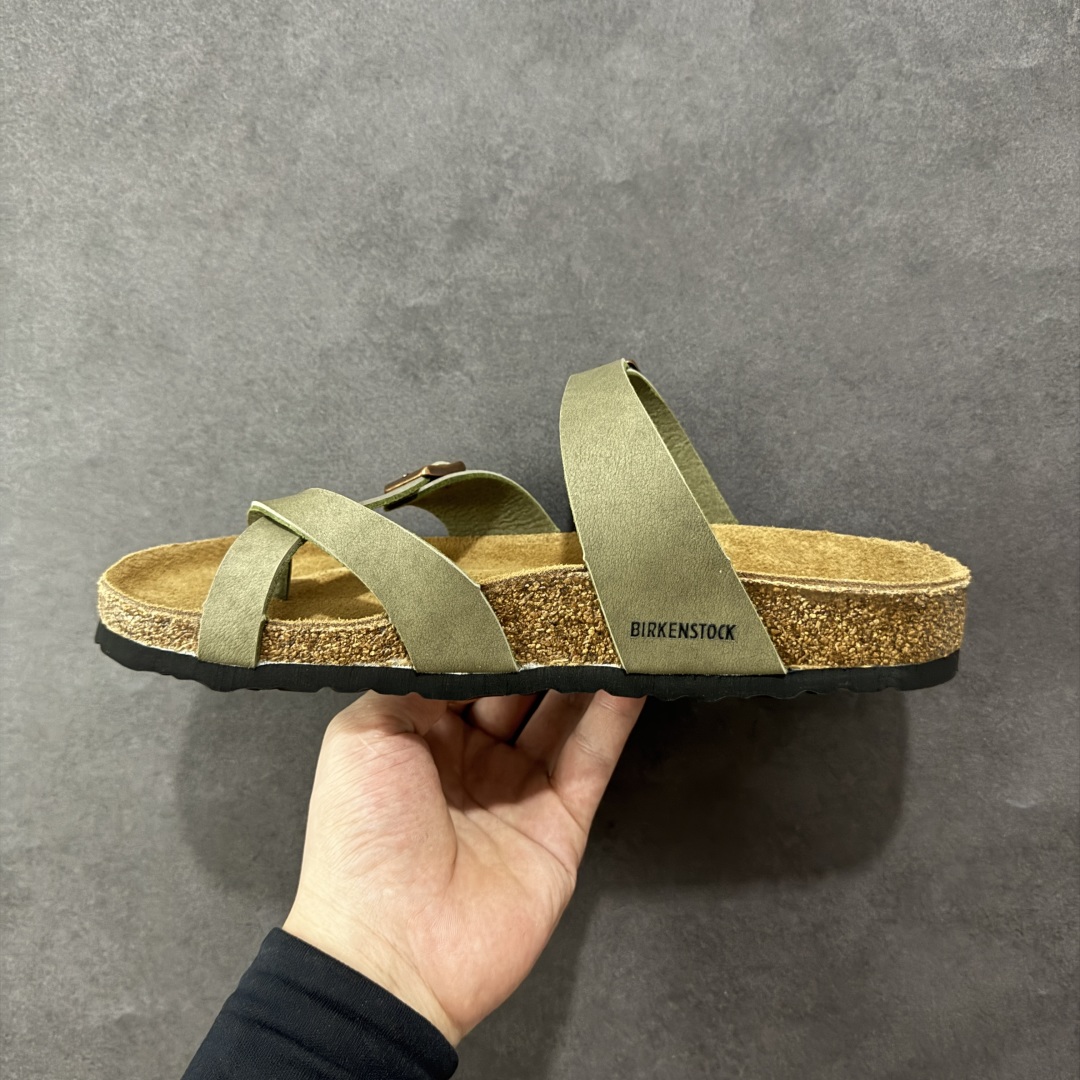 图片[2]-【广东纯原版本】Birkenstock Ramses 系列 勃肯夹趾皮革绒面双扣时尚人字拖拖鞋 牛皮绒面革质地柔软 搭配可调节鞋扣提升穿着舒适度 人体工学设计分散脚部压力 保护脚踝 软木乳胶鞋床具有一定的收缩性 长时间穿着后能贴合脚型 EVA鞋底回弹性和抗张性力高 具有良好的防震、缓冲性 四季皆宜 柔软的鞋床采用额外的泡沫缓冲层 提供额外的舒适感和全天支撑 全网独家首发 源于德国的严谨工艺 牛巴戎面 中层松木 EVA 三层组合大底 优质牛皮面料五金扣 出口订单 尺码：35-44-选品中心