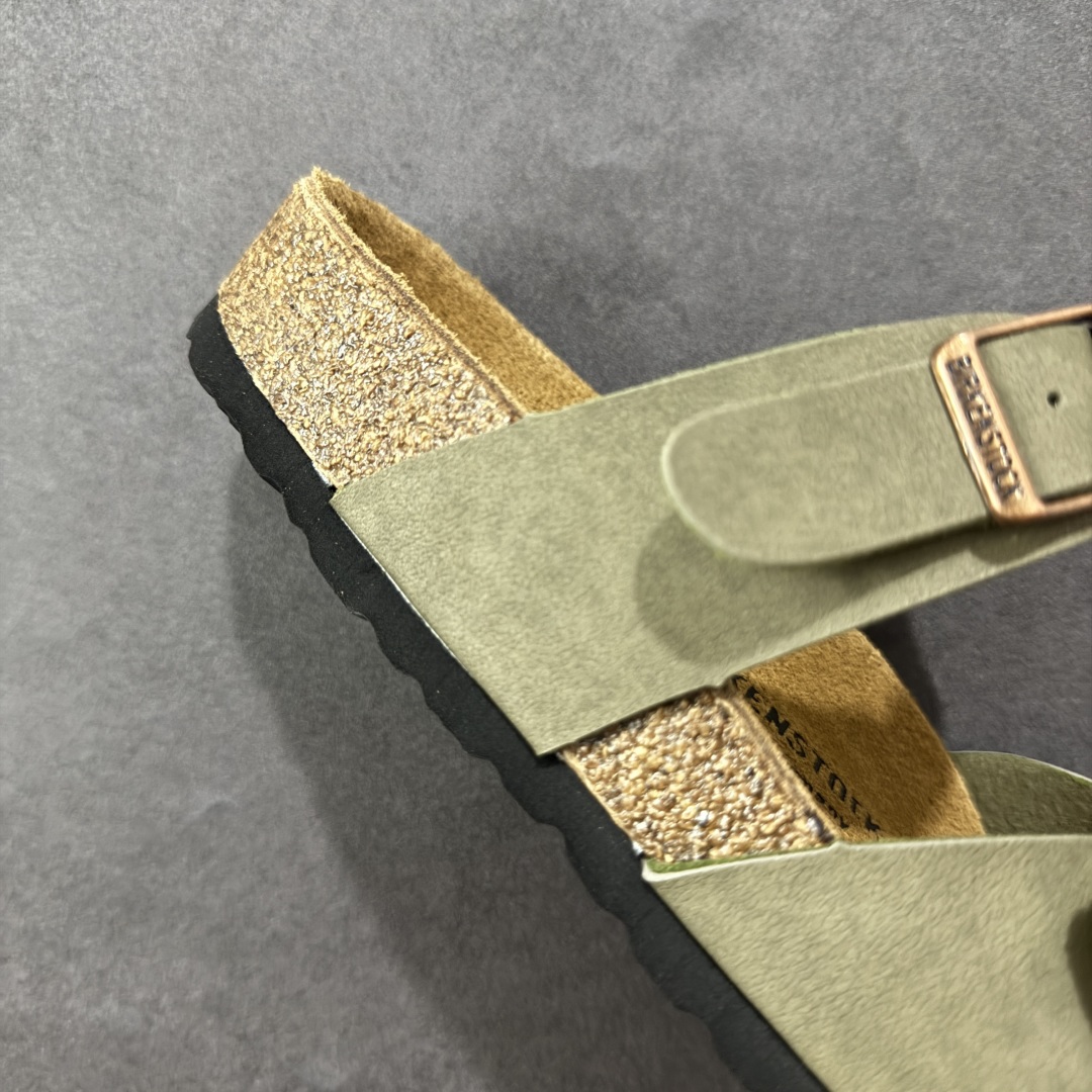 图片[6]-【广东纯原版本】Birkenstock Ramses 系列 勃肯夹趾皮革绒面双扣时尚人字拖拖鞋 牛皮绒面革质地柔软 搭配可调节鞋扣提升穿着舒适度 人体工学设计分散脚部压力 保护脚踝 软木乳胶鞋床具有一定的收缩性 长时间穿着后能贴合脚型 EVA鞋底回弹性和抗张性力高 具有良好的防震、缓冲性 四季皆宜 柔软的鞋床采用额外的泡沫缓冲层 提供额外的舒适感和全天支撑 全网独家首发 源于德国的严谨工艺 牛巴戎面 中层松木 EVA 三层组合大底 优质牛皮面料五金扣 出口订单 尺码：35-44-选品中心