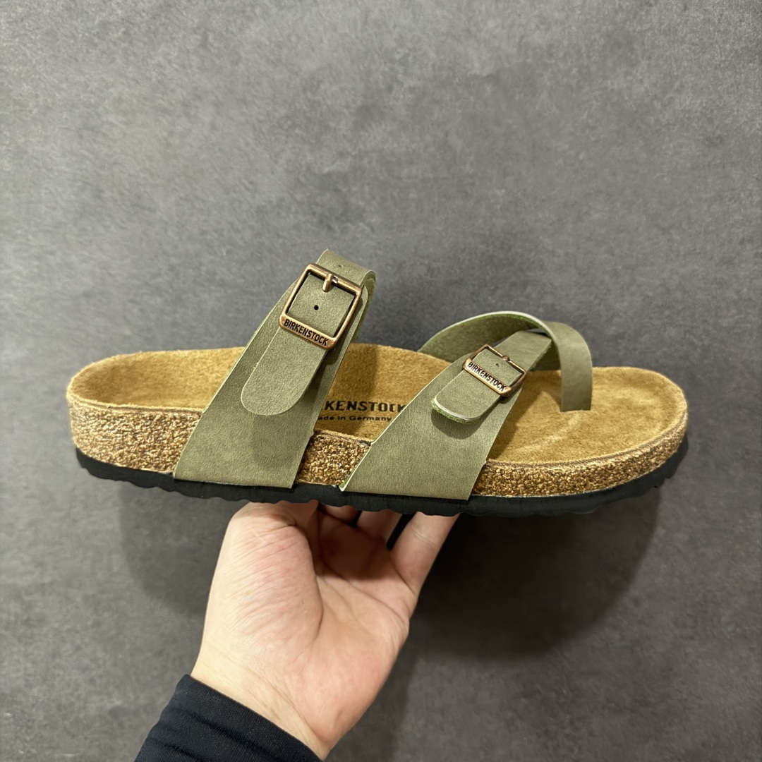 【广东纯原版本】Birkenstock Ramses 系列 勃肯夹趾皮革绒面双扣时尚人字拖拖鞋 牛皮绒面革质地柔软 搭配可调节鞋扣提升穿着舒适度 人体工学设计分散脚部压力 保护脚踝 软木乳胶鞋床具有一定的收缩性 长时间穿着后能贴合脚型 EVA鞋底回弹性和抗张性力高 具有良好的防震、缓冲性 四季皆宜 柔软的鞋床采用额外的泡沫缓冲层 提供额外的舒适感和全天支撑 全网独家首发 源于德国的严谨工艺 牛巴戎面 中层松木 EVA 三层组合大底 优质牛皮面料五金扣 出口订单 尺码:35-44-选品中心