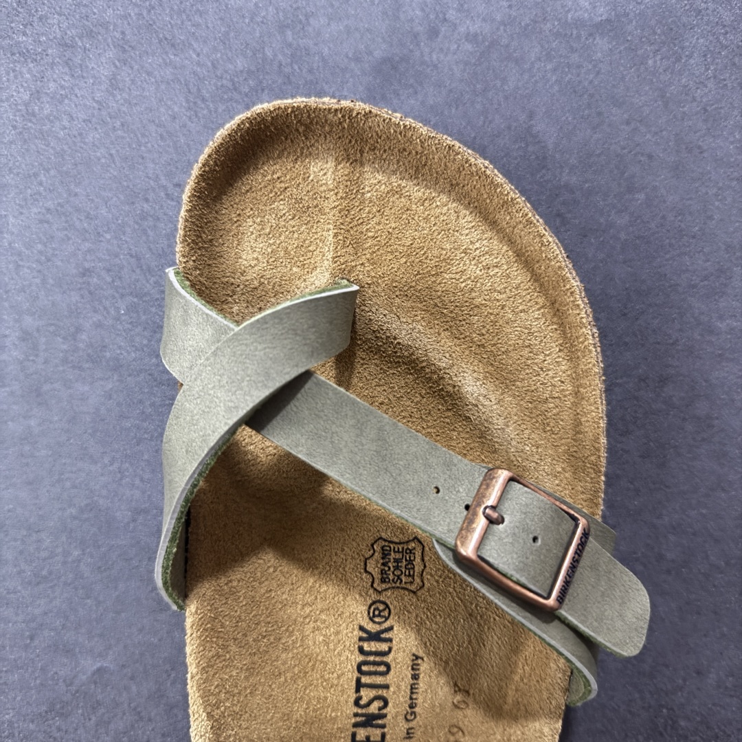 图片[8]-【广东纯原版本】Birkenstock Ramses 系列 勃肯夹趾皮革绒面双扣时尚人字拖拖鞋 牛皮绒面革质地柔软 搭配可调节鞋扣提升穿着舒适度 人体工学设计分散脚部压力 保护脚踝 软木乳胶鞋床具有一定的收缩性 长时间穿着后能贴合脚型 EVA鞋底回弹性和抗张性力高 具有良好的防震、缓冲性 四季皆宜 柔软的鞋床采用额外的泡沫缓冲层 提供额外的舒适感和全天支撑 全网独家首发 源于德国的严谨工艺 牛巴戎面 中层松木 EVA 三层组合大底 优质牛皮面料五金扣 出口订单 尺码：35-44-选品中心