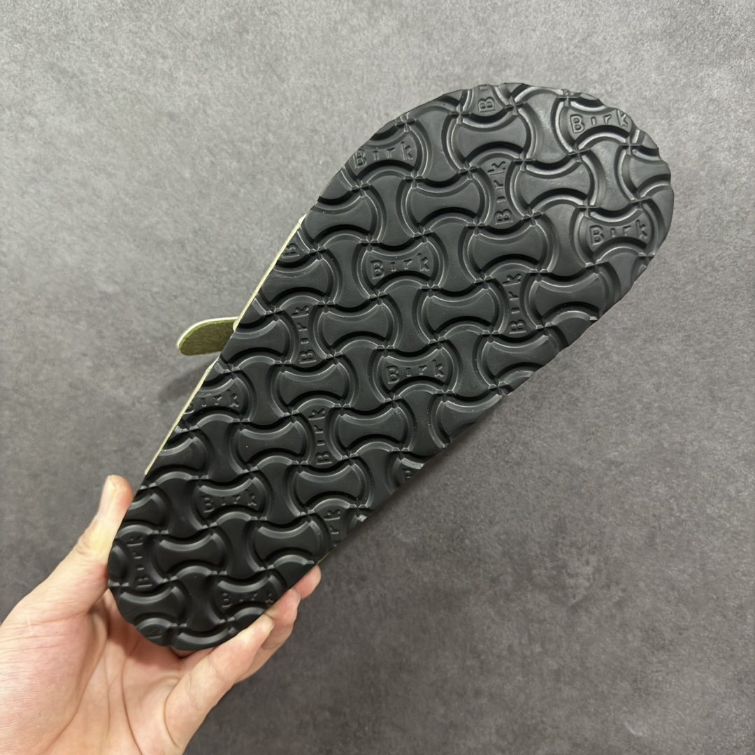 图片[9]-【广东纯原版本】Birkenstock Ramses 系列 勃肯夹趾皮革绒面双扣时尚人字拖拖鞋 牛皮绒面革质地柔软 搭配可调节鞋扣提升穿着舒适度 人体工学设计分散脚部压力 保护脚踝 软木乳胶鞋床具有一定的收缩性 长时间穿着后能贴合脚型 EVA鞋底回弹性和抗张性力高 具有良好的防震、缓冲性 四季皆宜 柔软的鞋床采用额外的泡沫缓冲层 提供额外的舒适感和全天支撑 全网独家首发 源于德国的严谨工艺 牛巴戎面 中层松木 EVA 三层组合大底 优质牛皮面料五金扣 出口订单 尺码：35-44-选品中心