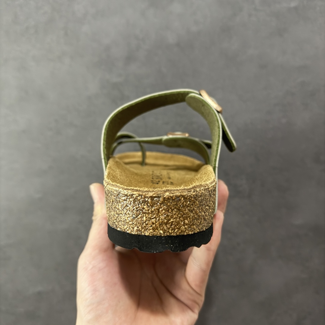 图片[4]-【广东纯原版本】Birkenstock Ramses 系列 勃肯夹趾皮革绒面双扣时尚人字拖拖鞋 牛皮绒面革质地柔软 搭配可调节鞋扣提升穿着舒适度 人体工学设计分散脚部压力 保护脚踝 软木乳胶鞋床具有一定的收缩性 长时间穿着后能贴合脚型 EVA鞋底回弹性和抗张性力高 具有良好的防震、缓冲性 四季皆宜 柔软的鞋床采用额外的泡沫缓冲层 提供额外的舒适感和全天支撑 全网独家首发 源于德国的严谨工艺 牛巴戎面 中层松木 EVA 三层组合大底 优质牛皮面料五金扣 出口订单 尺码：35-44-选品中心
