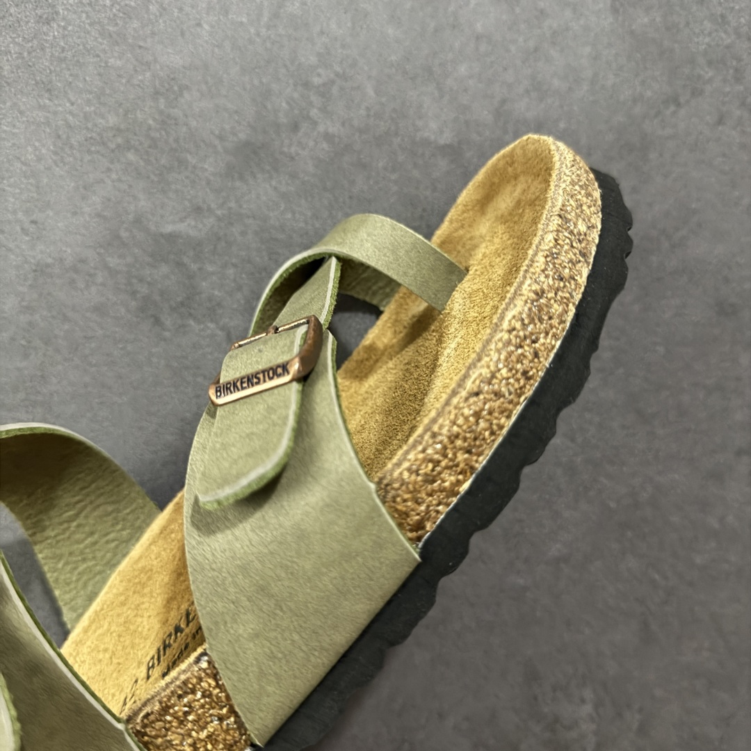 图片[5]-【广东纯原版本】Birkenstock Ramses 系列 勃肯夹趾皮革绒面双扣时尚人字拖拖鞋 牛皮绒面革质地柔软 搭配可调节鞋扣提升穿着舒适度 人体工学设计分散脚部压力 保护脚踝 软木乳胶鞋床具有一定的收缩性 长时间穿着后能贴合脚型 EVA鞋底回弹性和抗张性力高 具有良好的防震、缓冲性 四季皆宜 柔软的鞋床采用额外的泡沫缓冲层 提供额外的舒适感和全天支撑 全网独家首发 源于德国的严谨工艺 牛巴戎面 中层松木 EVA 三层组合大底 优质牛皮面料五金扣 出口订单 尺码：35-44-选品中心