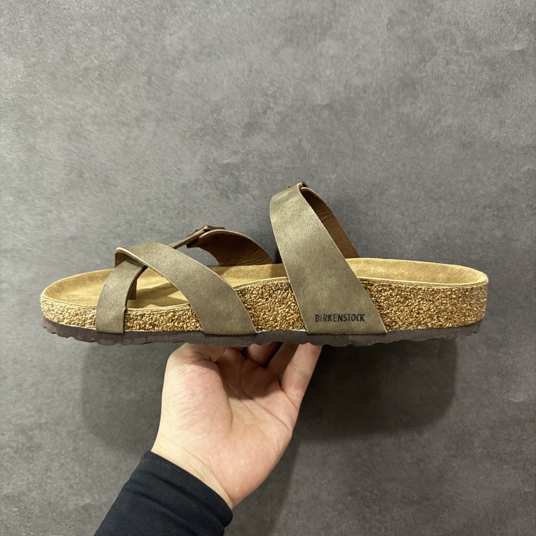 图片[2]-【广东纯原版本】Birkenstock Ramses 系列 勃肯夹趾皮革绒面双扣时尚人字拖拖鞋 牛皮绒面革质地柔软 搭配可调节鞋扣提升穿着舒适度 人体工学设计分散脚部压力 保护脚踝 软木乳胶鞋床具有一定的收缩性 长时间穿着后能贴合脚型 EVA鞋底回弹性和抗张性力高 具有良好的防震、缓冲性 四季皆宜 柔软的鞋床采用额外的泡沫缓冲层 提供额外的舒适感和全天支撑 全网独家首发 源于德国的严谨工艺 牛巴戎面 中层松木 EVA 三层组合大底 优质牛皮面料五金扣 出口订单 尺码：35-44-选品中心