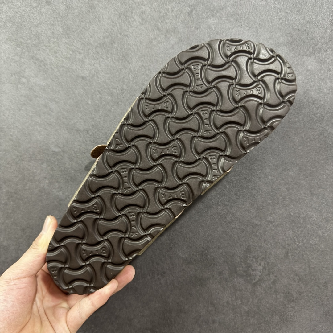 图片[9]-【广东纯原版本】Birkenstock Ramses 系列 勃肯夹趾皮革绒面双扣时尚人字拖拖鞋 牛皮绒面革质地柔软 搭配可调节鞋扣提升穿着舒适度 人体工学设计分散脚部压力 保护脚踝 软木乳胶鞋床具有一定的收缩性 长时间穿着后能贴合脚型 EVA鞋底回弹性和抗张性力高 具有良好的防震、缓冲性 四季皆宜 柔软的鞋床采用额外的泡沫缓冲层 提供额外的舒适感和全天支撑 全网独家首发 源于德国的严谨工艺 牛巴戎面 中层松木 EVA 三层组合大底 优质牛皮面料五金扣 出口订单 尺码：35-44-选品中心