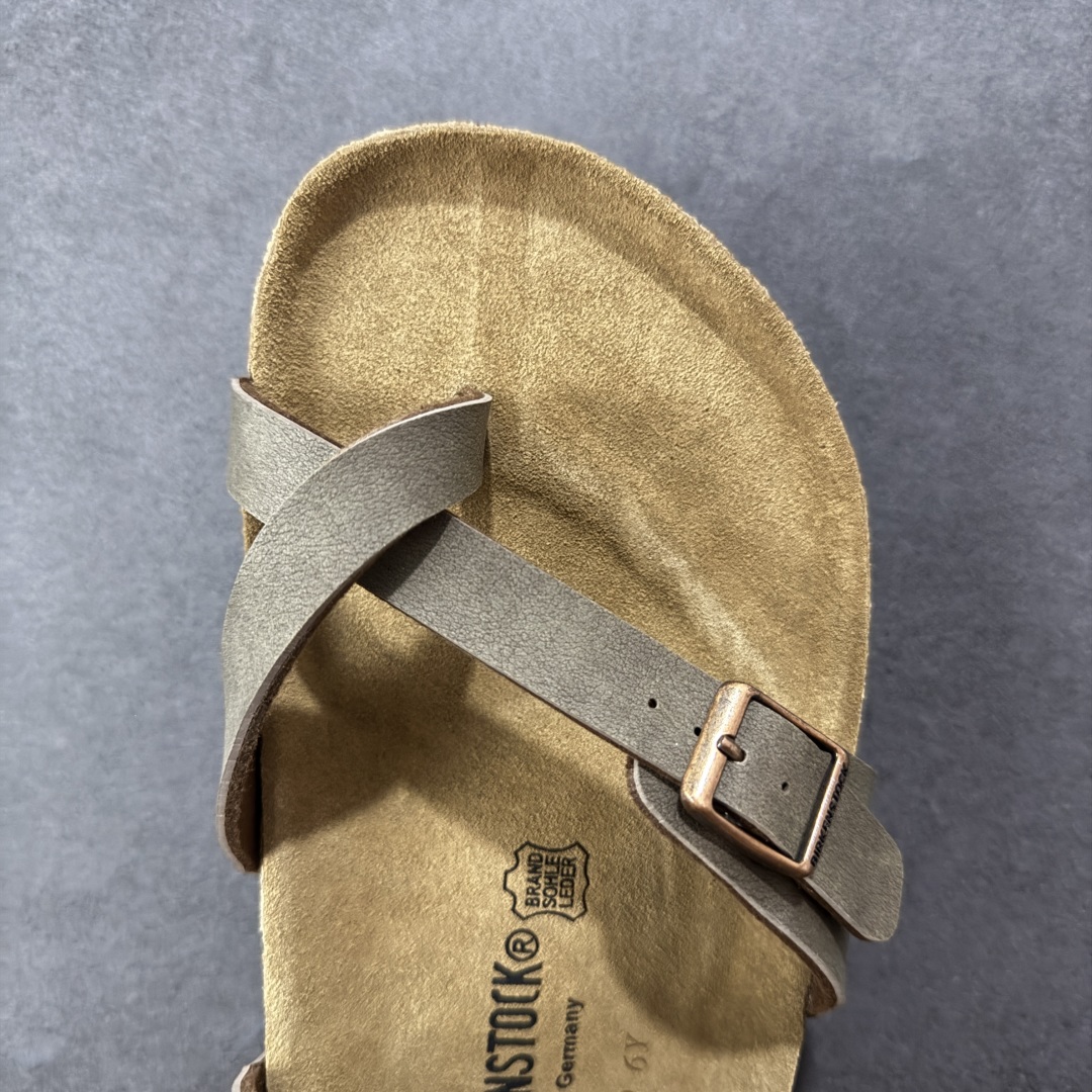 图片[8]-【广东纯原版本】Birkenstock Ramses 系列 勃肯夹趾皮革绒面双扣时尚人字拖拖鞋 牛皮绒面革质地柔软 搭配可调节鞋扣提升穿着舒适度 人体工学设计分散脚部压力 保护脚踝 软木乳胶鞋床具有一定的收缩性 长时间穿着后能贴合脚型 EVA鞋底回弹性和抗张性力高 具有良好的防震、缓冲性 四季皆宜 柔软的鞋床采用额外的泡沫缓冲层 提供额外的舒适感和全天支撑 全网独家首发 源于德国的严谨工艺 牛巴戎面 中层松木 EVA 三层组合大底 优质牛皮面料五金扣 出口订单 尺码：35-44-选品中心