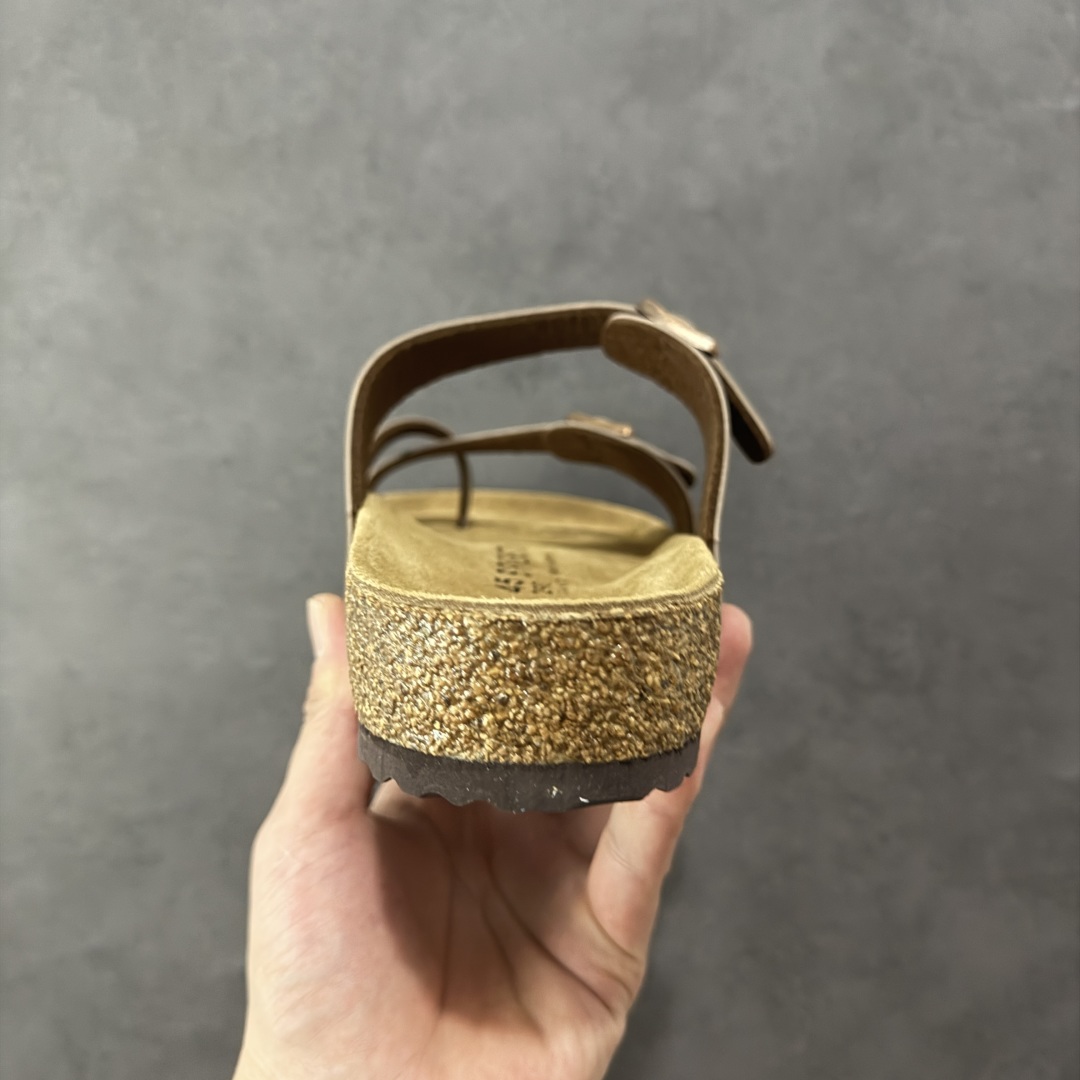 图片[4]-【广东纯原版本】Birkenstock Ramses 系列 勃肯夹趾皮革绒面双扣时尚人字拖拖鞋 牛皮绒面革质地柔软 搭配可调节鞋扣提升穿着舒适度 人体工学设计分散脚部压力 保护脚踝 软木乳胶鞋床具有一定的收缩性 长时间穿着后能贴合脚型 EVA鞋底回弹性和抗张性力高 具有良好的防震、缓冲性 四季皆宜 柔软的鞋床采用额外的泡沫缓冲层 提供额外的舒适感和全天支撑 全网独家首发 源于德国的严谨工艺 牛巴戎面 中层松木 EVA 三层组合大底 优质牛皮面料五金扣 出口订单 尺码：35-44-选品中心