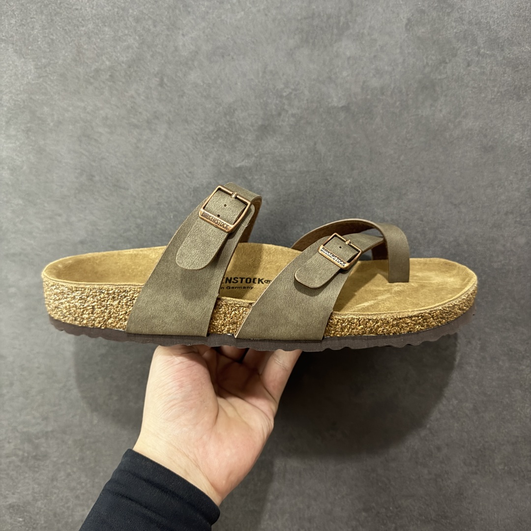 【广东纯原版本】Birkenstock Ramses 系列 勃肯夹趾皮革绒面双扣时尚人字拖拖鞋 牛皮绒面革质地柔软 搭配可调节鞋扣提升穿着舒适度 人体工学设计分散脚部压力 保护脚踝 软木乳胶鞋床具有一定的收缩性 长时间穿着后能贴合脚型 EVA鞋底回弹性和抗张性力高 具有良好的防震、缓冲性 四季皆宜 柔软的鞋床采用额外的泡沫缓冲层 提供额外的舒适感和全天支撑 全网独家首发 源于德国的严谨工艺 牛巴戎面 中层松木 EVA 三层组合大底 优质牛皮面料五金扣 出口订单 尺码:35-44-选品中心