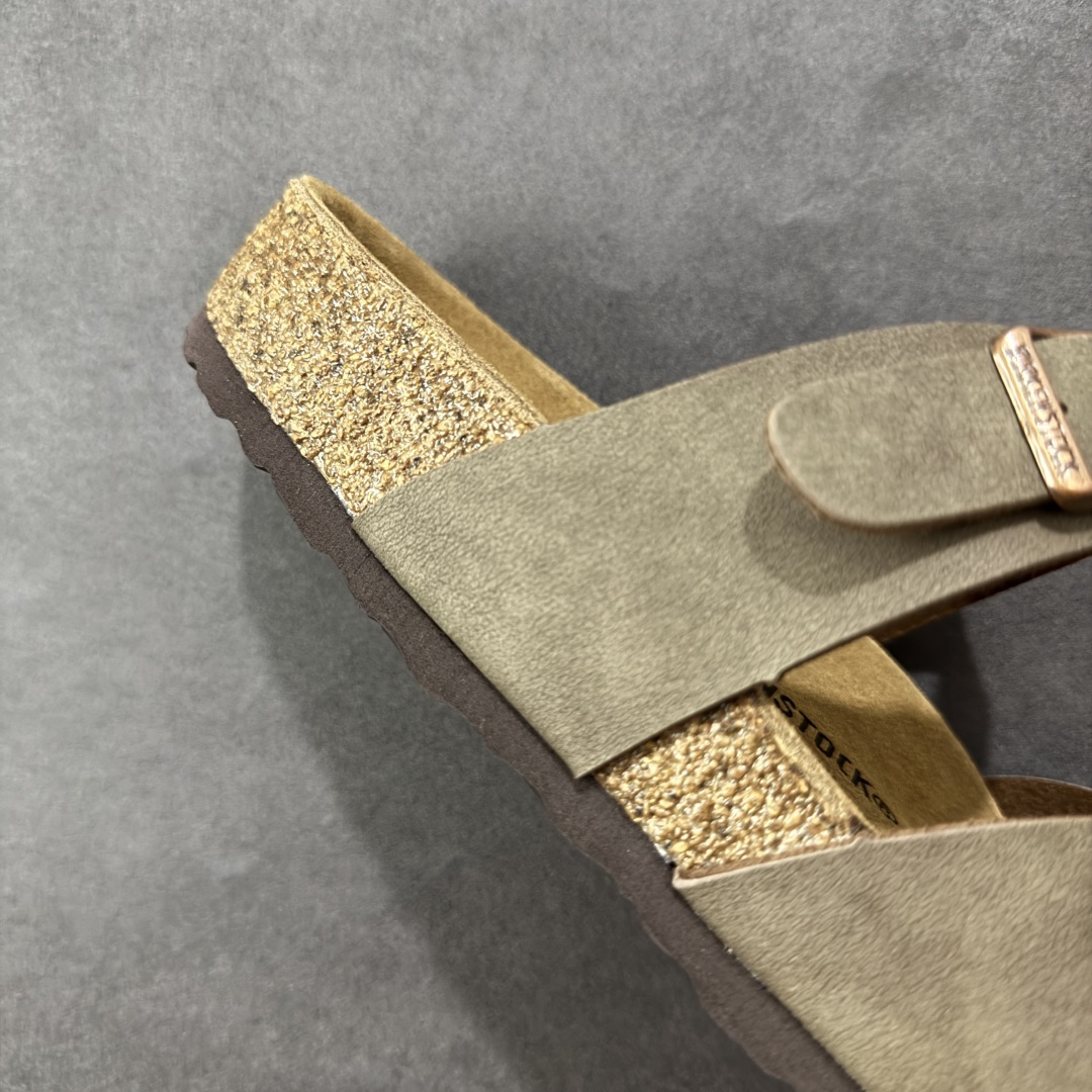 图片[6]-【广东纯原版本】Birkenstock Ramses 系列 勃肯夹趾皮革绒面双扣时尚人字拖拖鞋 牛皮绒面革质地柔软 搭配可调节鞋扣提升穿着舒适度 人体工学设计分散脚部压力 保护脚踝 软木乳胶鞋床具有一定的收缩性 长时间穿着后能贴合脚型 EVA鞋底回弹性和抗张性力高 具有良好的防震、缓冲性 四季皆宜 柔软的鞋床采用额外的泡沫缓冲层 提供额外的舒适感和全天支撑 全网独家首发 源于德国的严谨工艺 牛巴戎面 中层松木 EVA 三层组合大底 优质牛皮面料五金扣 出口订单 尺码：35-44-选品中心