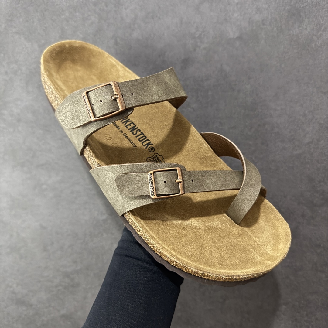 图片[3]-【广东纯原版本】Birkenstock Ramses 系列 勃肯夹趾皮革绒面双扣时尚人字拖拖鞋 牛皮绒面革质地柔软 搭配可调节鞋扣提升穿着舒适度 人体工学设计分散脚部压力 保护脚踝 软木乳胶鞋床具有一定的收缩性 长时间穿着后能贴合脚型 EVA鞋底回弹性和抗张性力高 具有良好的防震、缓冲性 四季皆宜 柔软的鞋床采用额外的泡沫缓冲层 提供额外的舒适感和全天支撑 全网独家首发 源于德国的严谨工艺 牛巴戎面 中层松木 EVA 三层组合大底 优质牛皮面料五金扣 出口订单 尺码：35-44-选品中心