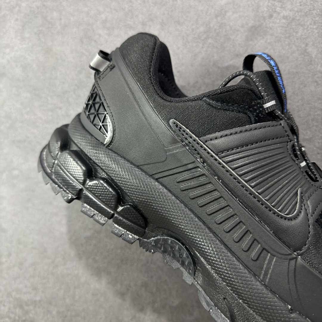  
【防水版】Nike Air Zoom Vomero 5 低帮跑步鞋 纯黑色 货号：FV2295-00