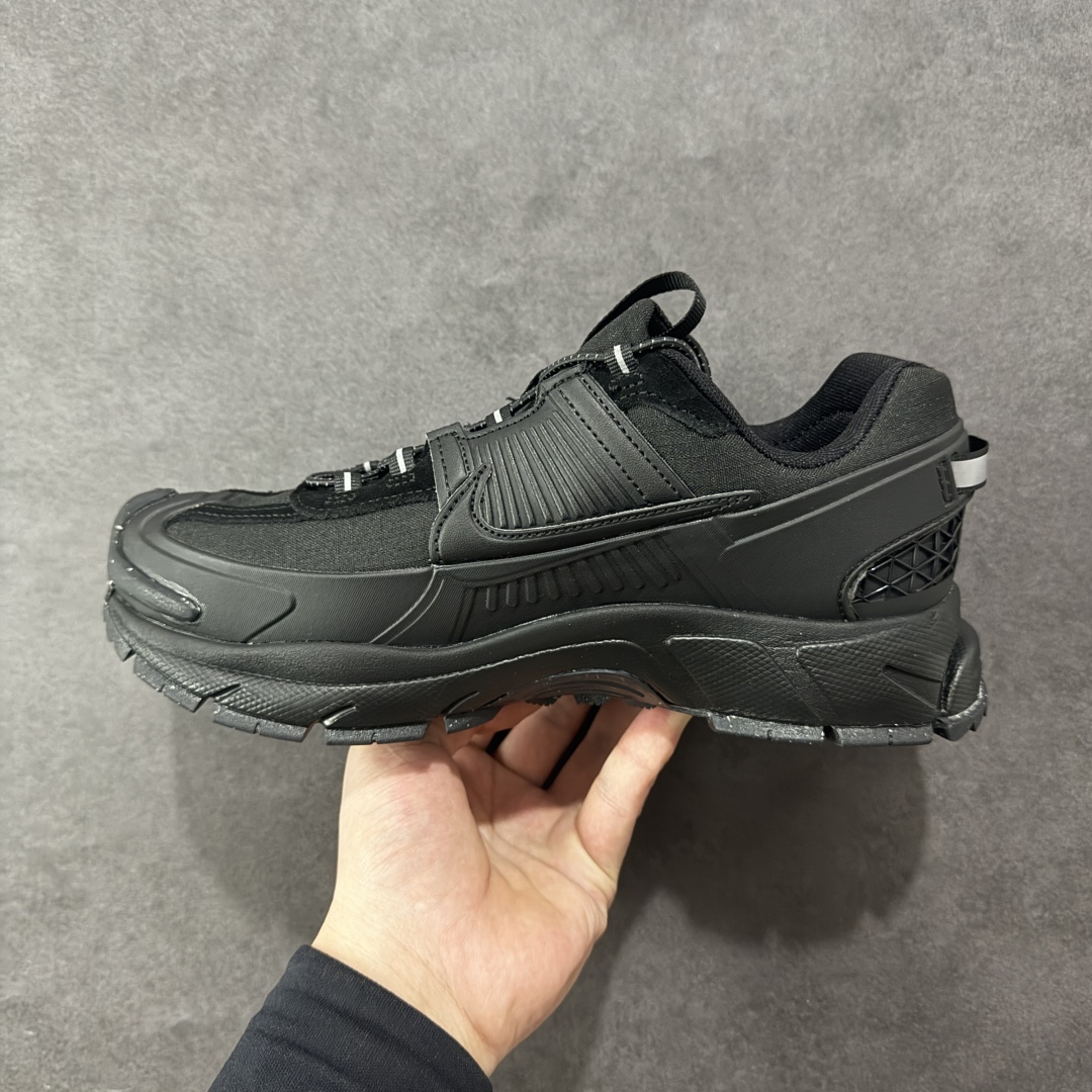 
【防水版】Nike Air Zoom Vomero 5 低帮跑步鞋 纯黑色 货号：FV2295-00
