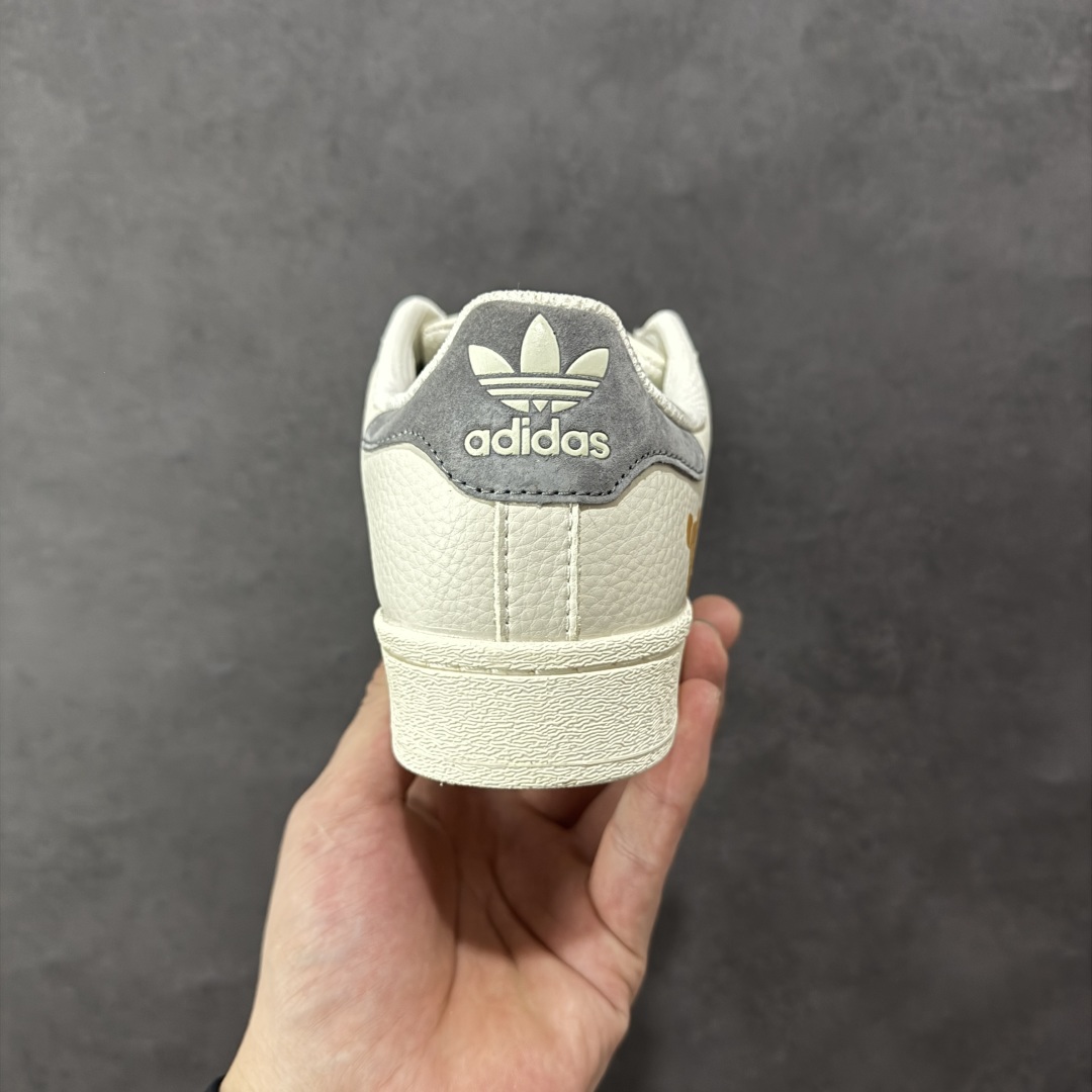  
【定制版】AD Originals Superstar 小熊 白蓝黄
采用全新头层拼接皮革材质
后跟