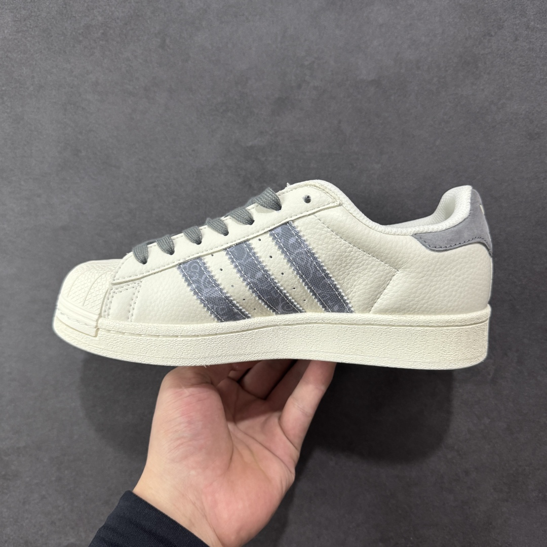  
【定制版】AD Originals Superstar 小熊 白蓝黄
采用全新头层拼接皮革材质
后跟