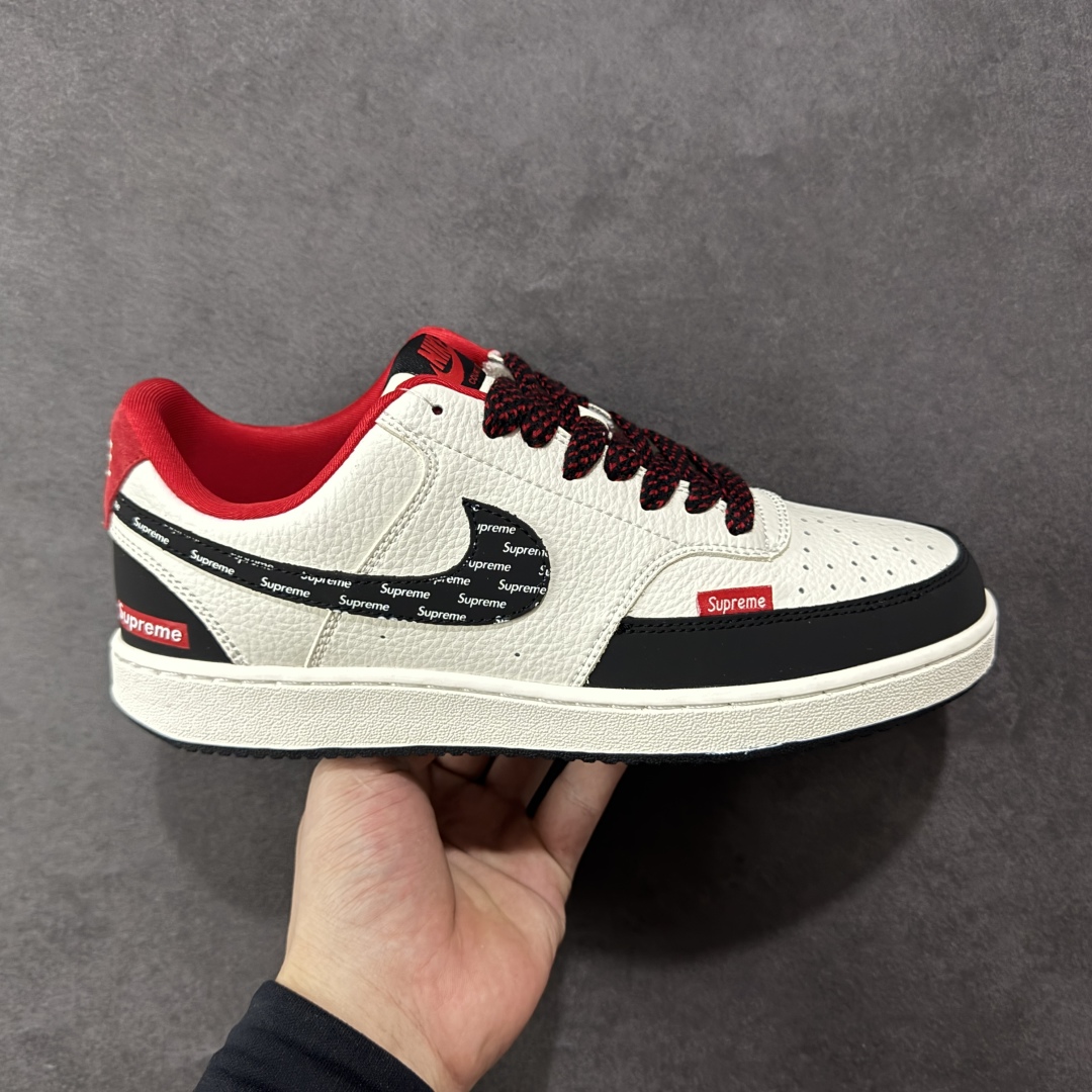 【定制版】Nike Court Vision Low x Supreme 黑白红 休闲运动板鞋 纯原版本 低帮百搭透气休闲运动板鞋，经典耐用的设计 兼顾舒适脚感和出众风范，演绎匠心之作 结构性的支撑贴合感结合复古篮球设计，塑就场外全明星风范 货号： FD5188 132 尺码：36 36.5 37.5 38 38.5 39 40 40.5 41 42 42.5 43 44 44.5 45-选品中心