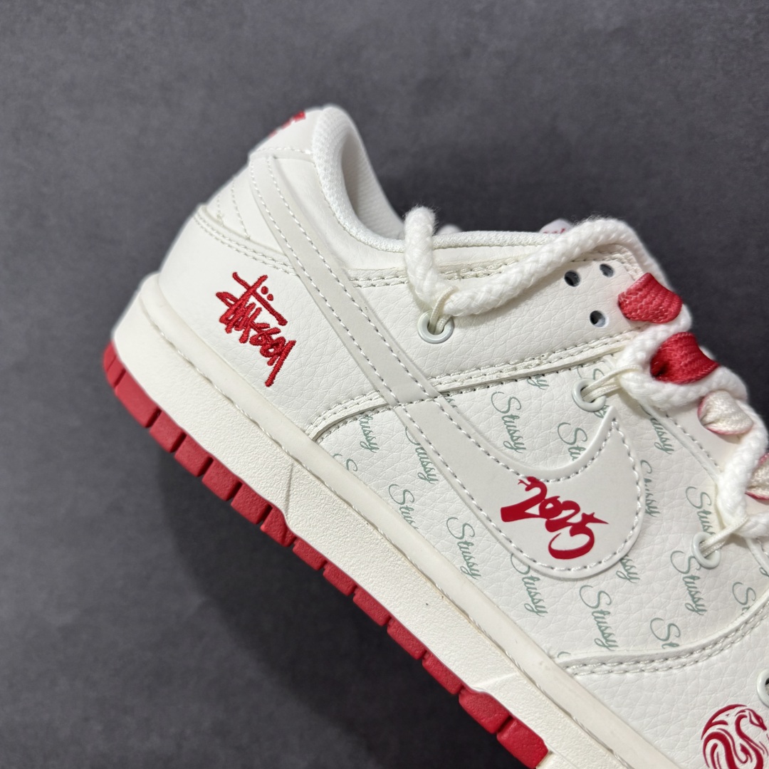 图片[6]-【定制版】Nike SB Dunk Low x Stussy 白红小钩绑带 纯原大厂出品 极力推荐 原装头层材料 独家版型蒸餾加工 帶來的是更好的视觉和脚感体验 大厂纯原品质出货 清洁度 电绣工艺 皮料切割干净无任何毛边 细节完美 货号：SJ2068 259 尺码：36 36.5 37.5 38 38.5 39 40 40.5 41 42 42.5 43 44 44.5 45-选品中心