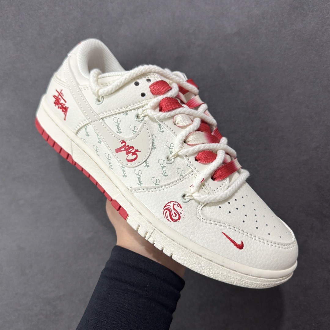 图片[3]-【定制版】Nike SB Dunk Low x Stussy 白红小钩绑带 纯原大厂出品 极力推荐 原装头层材料 独家版型蒸餾加工 帶來的是更好的视觉和脚感体验 大厂纯原品质出货 清洁度 电绣工艺 皮料切割干净无任何毛边 细节完美 货号：SJ2068 259 尺码：36 36.5 37.5 38 38.5 39 40 40.5 41 42 42.5 43 44 44.5 45-选品中心