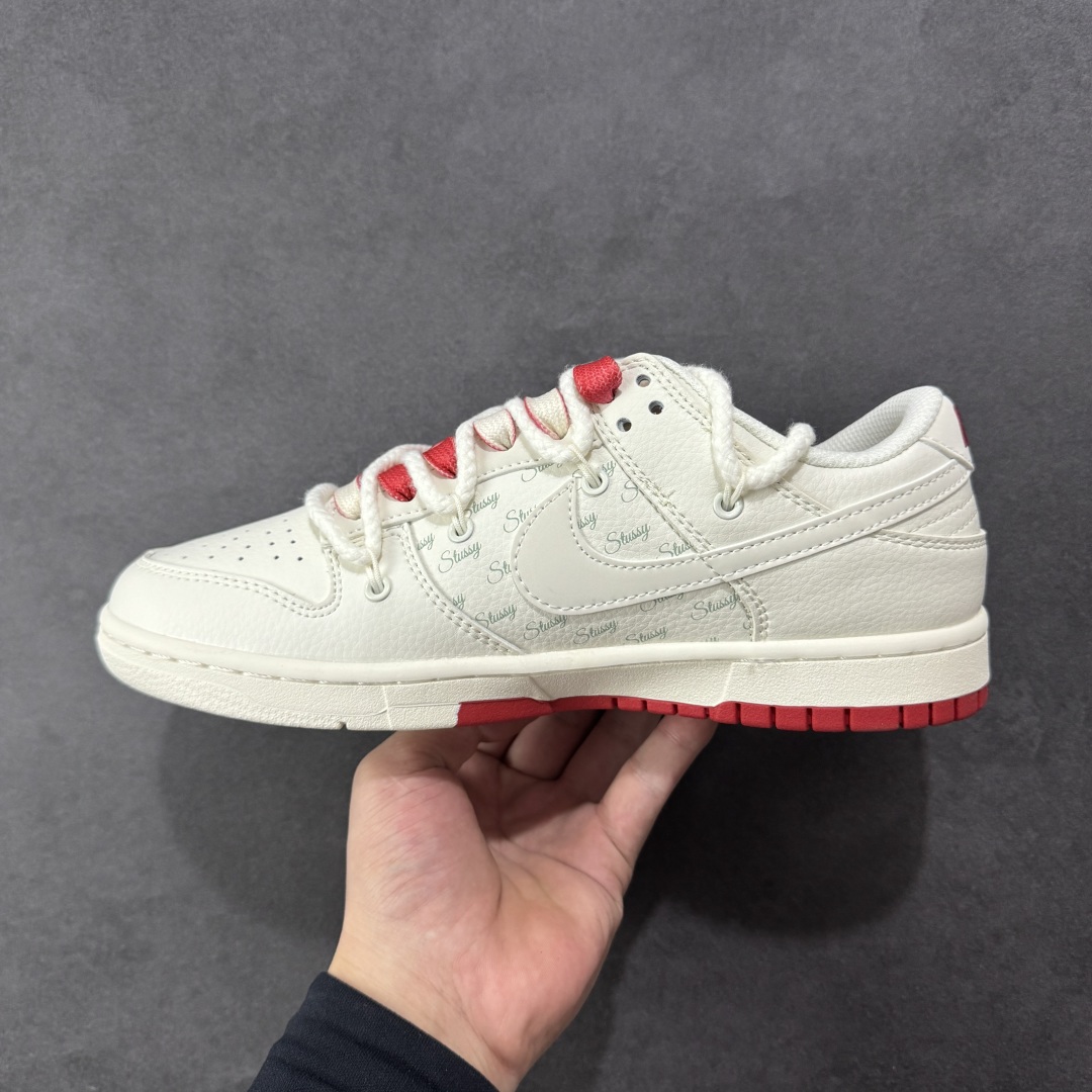 图片[2]-【定制版】Nike SB Dunk Low x Stussy 白红小钩绑带 纯原大厂出品 极力推荐 原装头层材料 独家版型蒸餾加工 帶來的是更好的视觉和脚感体验 大厂纯原品质出货 清洁度 电绣工艺 皮料切割干净无任何毛边 细节完美 货号：SJ2068 259 尺码：36 36.5 37.5 38 38.5 39 40 40.5 41 42 42.5 43 44 44.5 45-选品中心