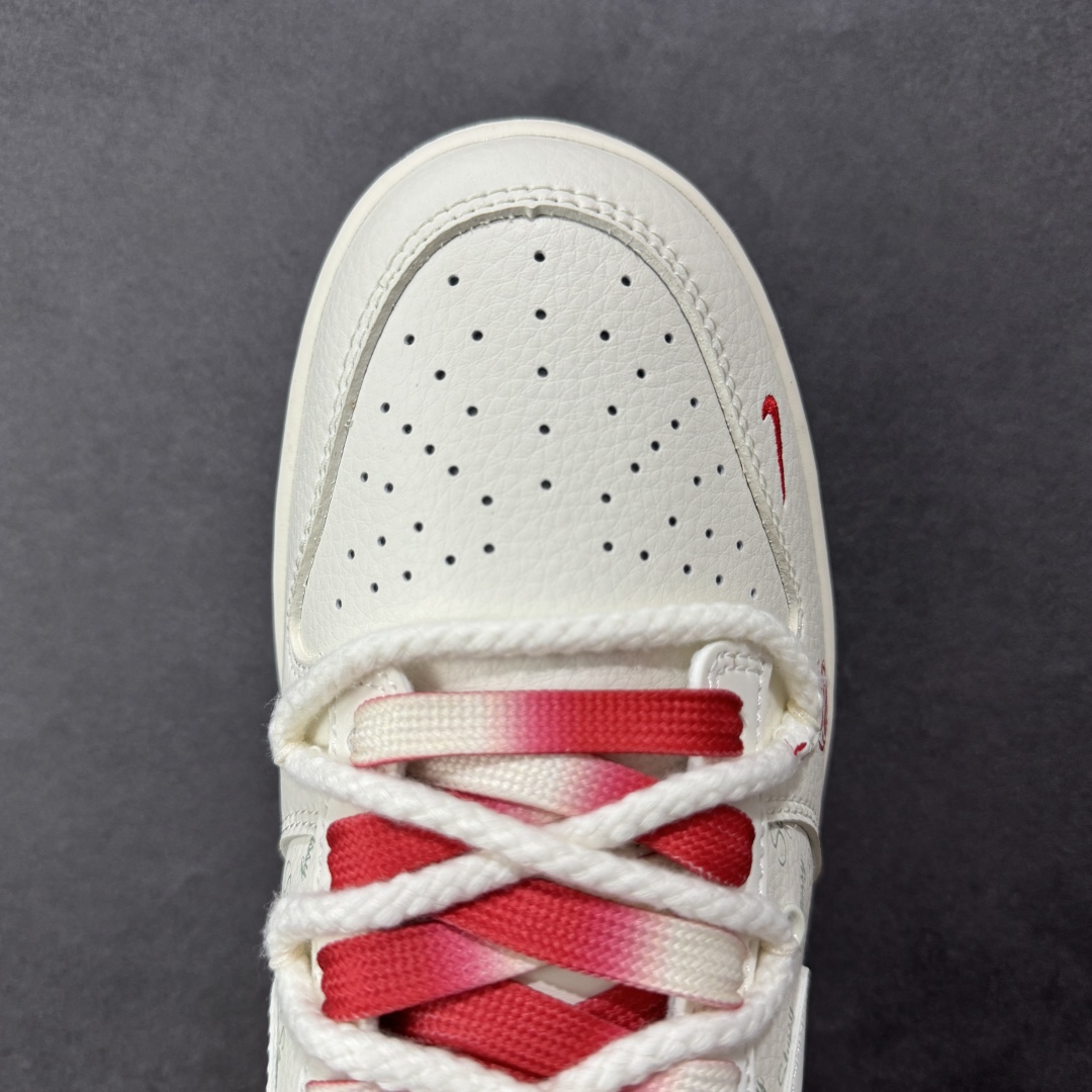 图片[8]-【定制版】Nike SB Dunk Low x Stussy 白红小钩绑带 纯原大厂出品 极力推荐 原装头层材料 独家版型蒸餾加工 帶來的是更好的视觉和脚感体验 大厂纯原品质出货 清洁度 电绣工艺 皮料切割干净无任何毛边 细节完美 货号：SJ2068 259 尺码：36 36.5 37.5 38 38.5 39 40 40.5 41 42 42.5 43 44 44.5 45-选品中心