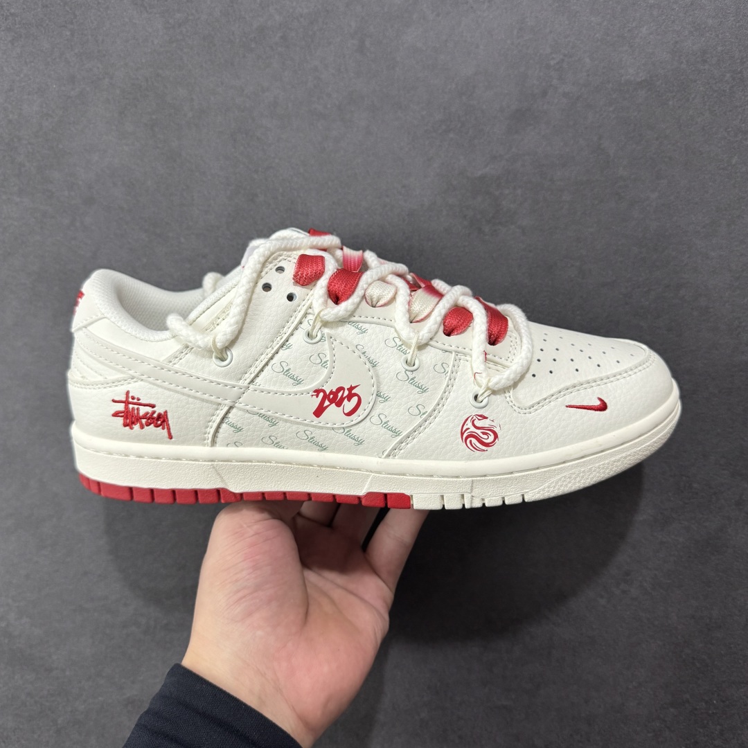 【定制版】Nike SB Dunk Low x Stussy 白红小钩绑带 纯原大厂出品 极力推荐 原装头层材料 独家版型蒸餾加工 帶來的是更好的视觉和脚感体验 大厂纯原品质出货 清洁度 电绣工艺 皮料切割干净无任何毛边 细节完美 货号:SJ2068 259 尺码:36 36.5 37.5 38 38.5 39 40 40.5 41 42 42.5 43 44 44.5 45-选品中心