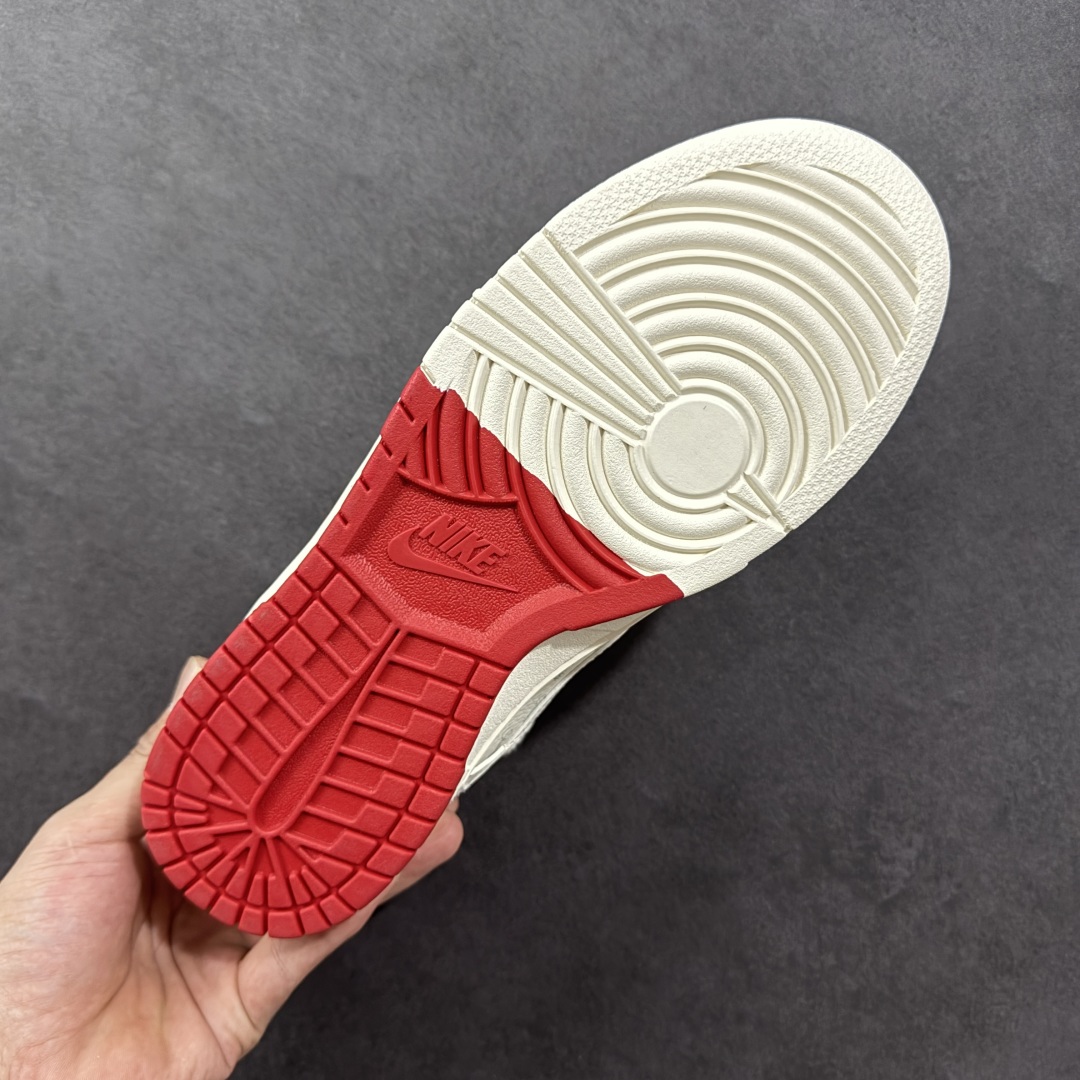 图片[9]-【定制版】Nike SB Dunk Low x Stussy 白红小钩绑带 纯原大厂出品 极力推荐 原装头层材料 独家版型蒸餾加工 帶來的是更好的视觉和脚感体验 大厂纯原品质出货 清洁度 电绣工艺 皮料切割干净无任何毛边 细节完美 货号：SJ2068 259 尺码：36 36.5 37.5 38 38.5 39 40 40.5 41 42 42.5 43 44 44.5 45-选品中心