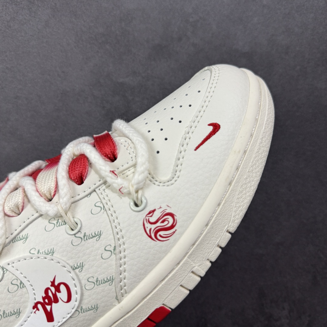 图片[5]-【定制版】Nike SB Dunk Low x Stussy 白红小钩绑带 纯原大厂出品 极力推荐 原装头层材料 独家版型蒸餾加工 帶來的是更好的视觉和脚感体验 大厂纯原品质出货 清洁度 电绣工艺 皮料切割干净无任何毛边 细节完美 货号：SJ2068 259 尺码：36 36.5 37.5 38 38.5 39 40 40.5 41 42 42.5 43 44 44.5 45-选品中心
