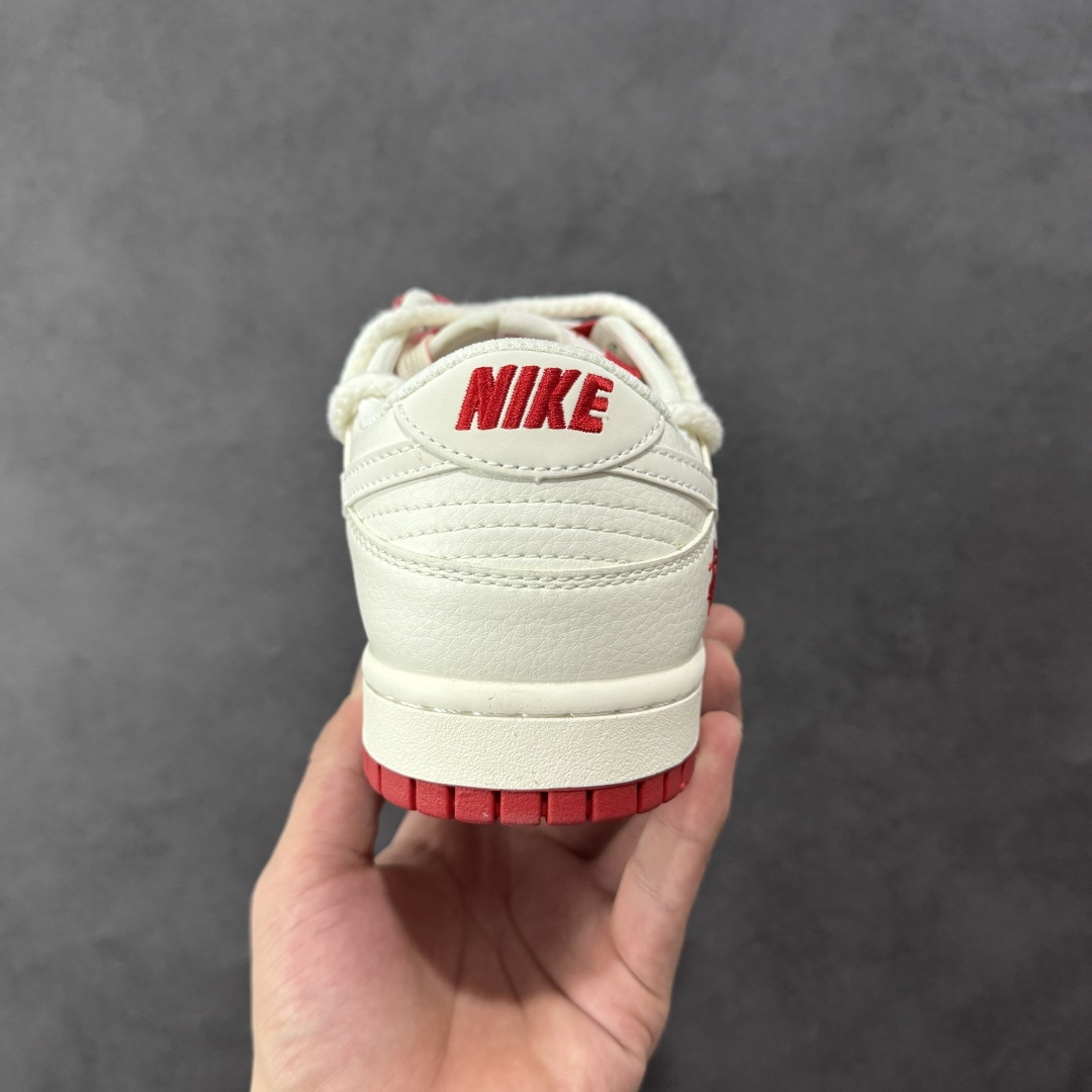 图片[4]-【定制版】Nike SB Dunk Low x Stussy 白红小钩绑带 纯原大厂出品 极力推荐 原装头层材料 独家版型蒸餾加工 帶來的是更好的视觉和脚感体验 大厂纯原品质出货 清洁度 电绣工艺 皮料切割干净无任何毛边 细节完美 货号：SJ2068 259 尺码：36 36.5 37.5 38 38.5 39 40 40.5 41 42 42.5 43 44 44.5 45-选品中心