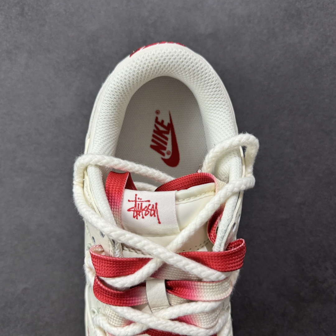 图片[7]-【定制版】Nike SB Dunk Low x Stussy 白红小钩绑带 纯原大厂出品 极力推荐 原装头层材料 独家版型蒸餾加工 帶來的是更好的视觉和脚感体验 大厂纯原品质出货 清洁度 电绣工艺 皮料切割干净无任何毛边 细节完美 货号：SJ2068 259 尺码：36 36.5 37.5 38 38.5 39 40 40.5 41 42 42.5 43 44 44.5 45-选品中心
