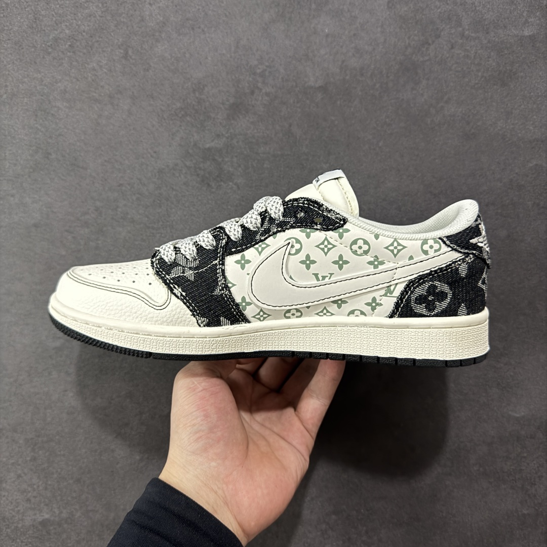 图片[2]-【定制版】Travis Scott x Fragment Design x Air Jordan 1 Low OG SP AJ1 乔1 LV联名 黑牛仔布 低帮文化休闲板鞋 YX5066-327  #多方联名合作融合了Travis Scott 独特的音乐风格，藤原浩个性的设计风格以及Jordan品牌的经典元素 使其成为一双具有独特身份和价值的鞋子 清新而立体的外观加上联名标识更突出了其独特身份 这种配色方案显示出活力和时尚感 在视觉上引人注目 鞋身的质感和细腻的细节处理使其显得高端而格调十足 这款“倒钩”联名是设计与创意完美结合 融合多方的个性风格是一款备受瞩目的潮流鞋款  尺码：36 36.5 37.5 38 38.5 39 40 40.5 41 42 42.5 43 44 44.5 45-选品中心