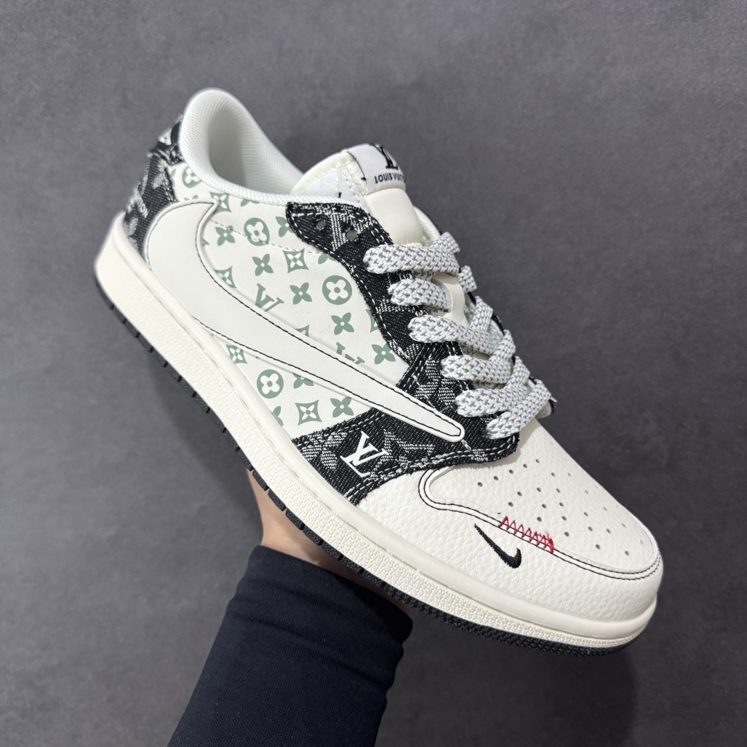 图片[3]-【定制版】Travis Scott x Fragment Design x Air Jordan 1 Low OG SP AJ1 乔1 LV联名 黑牛仔布 低帮文化休闲板鞋 YX5066-327  #多方联名合作融合了Travis Scott 独特的音乐风格，藤原浩个性的设计风格以及Jordan品牌的经典元素 使其成为一双具有独特身份和价值的鞋子 清新而立体的外观加上联名标识更突出了其独特身份 这种配色方案显示出活力和时尚感 在视觉上引人注目 鞋身的质感和细腻的细节处理使其显得高端而格调十足 这款“倒钩”联名是设计与创意完美结合 融合多方的个性风格是一款备受瞩目的潮流鞋款  尺码：36 36.5 37.5 38 38.5 39 40 40.5 41 42 42.5 43 44 44.5 45-选品中心