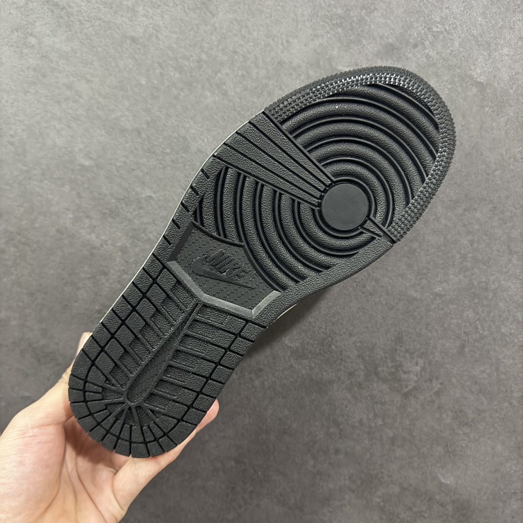 图片[9]-【定制版】Travis Scott x Fragment Design x Air Jordan 1 Low OG SP AJ1 乔1 LV联名 黑牛仔布 低帮文化休闲板鞋 YX5066-327  #多方联名合作融合了Travis Scott 独特的音乐风格，藤原浩个性的设计风格以及Jordan品牌的经典元素 使其成为一双具有独特身份和价值的鞋子 清新而立体的外观加上联名标识更突出了其独特身份 这种配色方案显示出活力和时尚感 在视觉上引人注目 鞋身的质感和细腻的细节处理使其显得高端而格调十足 这款“倒钩”联名是设计与创意完美结合 融合多方的个性风格是一款备受瞩目的潮流鞋款  尺码：36 36.5 37.5 38 38.5 39 40 40.5 41 42 42.5 43 44 44.5 45-选品中心