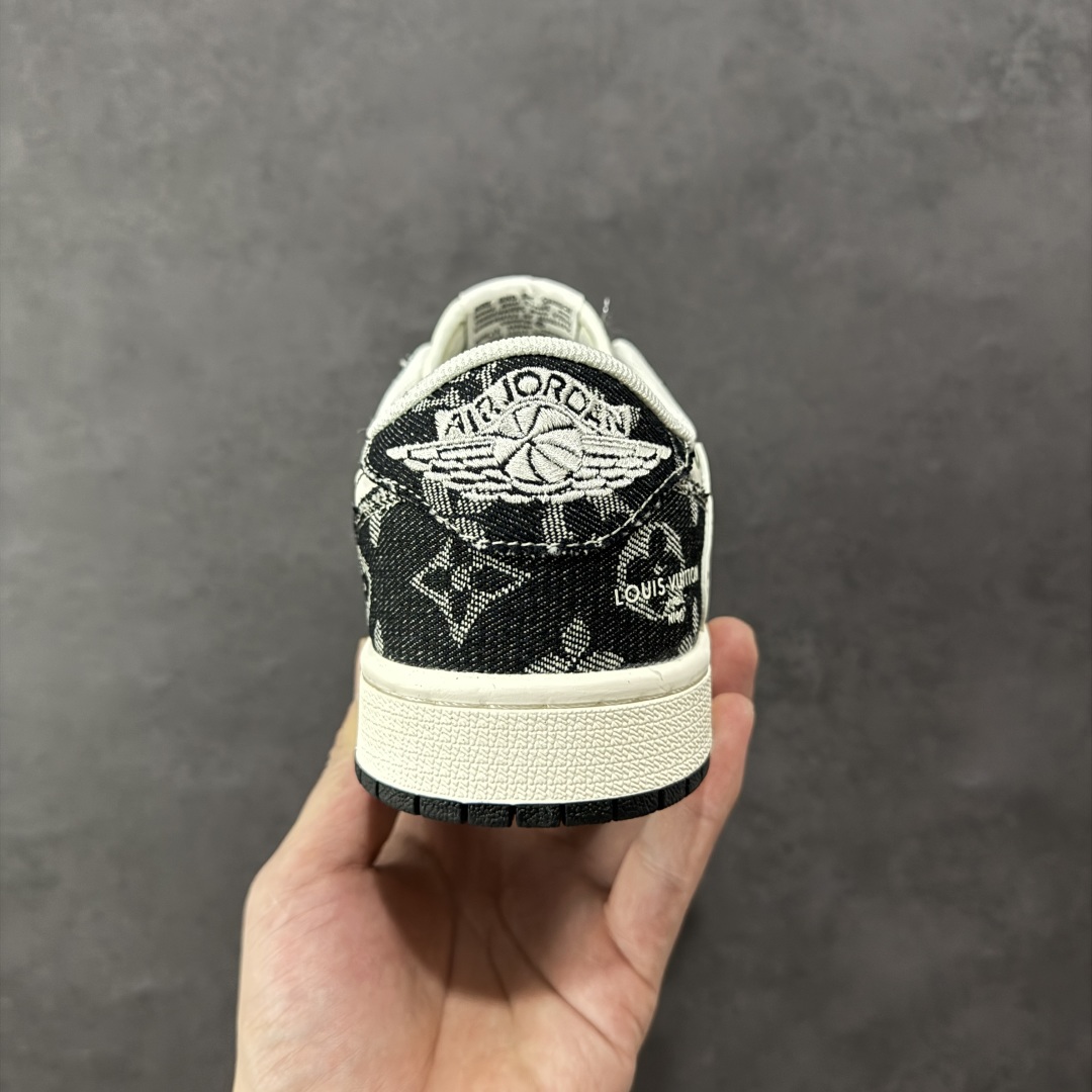 图片[4]-【定制版】Travis Scott x Fragment Design x Air Jordan 1 Low OG SP AJ1 乔1 LV联名 黑牛仔布 低帮文化休闲板鞋 YX5066-327  #多方联名合作融合了Travis Scott 独特的音乐风格，藤原浩个性的设计风格以及Jordan品牌的经典元素 使其成为一双具有独特身份和价值的鞋子 清新而立体的外观加上联名标识更突出了其独特身份 这种配色方案显示出活力和时尚感 在视觉上引人注目 鞋身的质感和细腻的细节处理使其显得高端而格调十足 这款“倒钩”联名是设计与创意完美结合 融合多方的个性风格是一款备受瞩目的潮流鞋款  尺码：36 36.5 37.5 38 38.5 39 40 40.5 41 42 42.5 43 44 44.5 45-选品中心