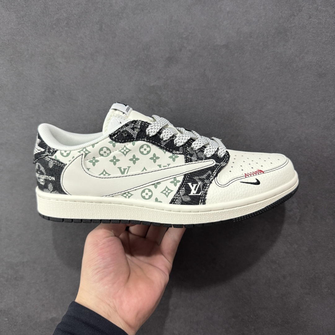 【定制版】Travis Scott x Fragment Design x Air Jordan 1 Low OG SP AJ1 乔1 LV联名 黑牛仔布 低帮文化休闲板鞋 YX5066-327  #多方联名合作融合了Travis Scott 独特的音乐风格,藤原浩个性的设计风格以及Jordan品牌的经典元素 使其成为一双具有独特身份和价值的鞋子 清新而立体的外观加上联名标识更突出了其独特身份 这种配色方案显示出活力和时尚感 在视觉上引人注目 鞋身的质感和细腻的细节处理使其显得高端而格调十足 这款“倒钩”联名是设计与创意完美结合 融合多方的个性风格是一款备受瞩目的潮流鞋款  尺码:36 36.5 37.5 38 38.5 39 40 40.5 41 42 42.5 43 44 44.5 45-选品中心