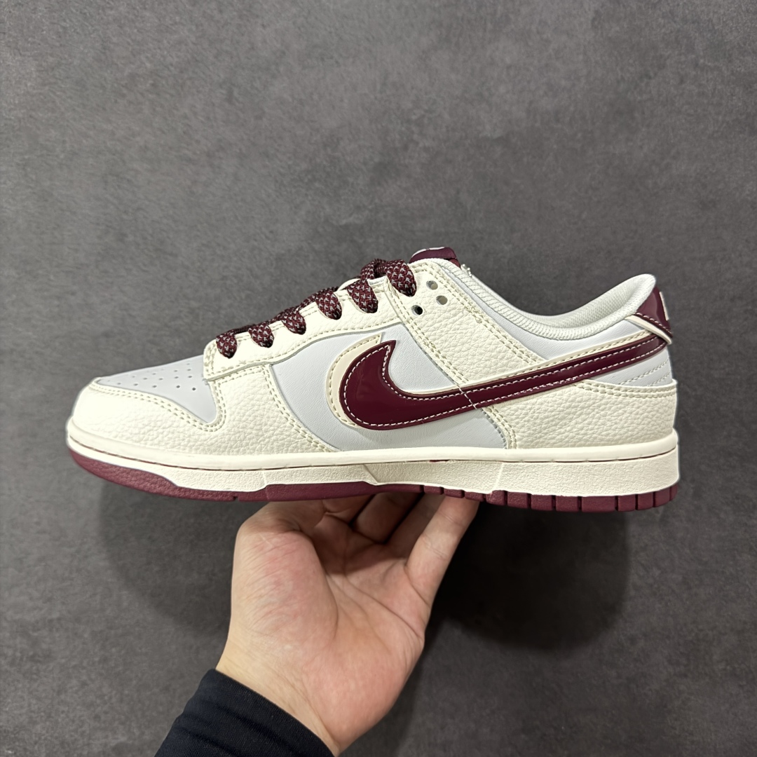 图片[2]-【定制版】Nike SB Dunk Low 问界M9红彩勾 周年高端定制 低帮休闲板鞋 FC1688-236  #定制鞋盒 大厂纯原品质出货 超高清洁度 皮料切割干净无任何毛边 细节完美   尺码：36 36.5 37.5 38 36.5 39 40 40.5 41 42 42.5 43 44 44.5 45-选品中心