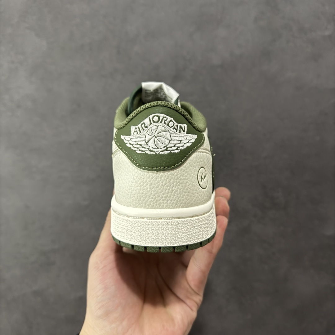 图片[4]-【定制版】Travis Scott x Fragment Design x Air Jordan 1 Low OG SP AJ1 乔1闪电联名 低帮文化休闲板鞋 LK1099-063  #多方联名合作融合了Travis Scott 独特的音乐风格，藤原浩个性的设计风格以及Jordan品牌的经典元素 使其成为一双具有独特身份和价值的鞋子 清新而立体的外观加上联名标识更突出了其独特身份 这种配色方案显示出活力和时尚感 在视觉上引人注目 鞋身的质感和细腻的细节处理使其显得高端而格调十足 这款“倒钩”联名是设计与创意完美结合 融合多方的个性风格是一款备受瞩目的潮流鞋款  尺码：36 36.5 37.5 38 38.5 39 40 40.5 41 42 42.5 43 44 44.5 45-选品中心