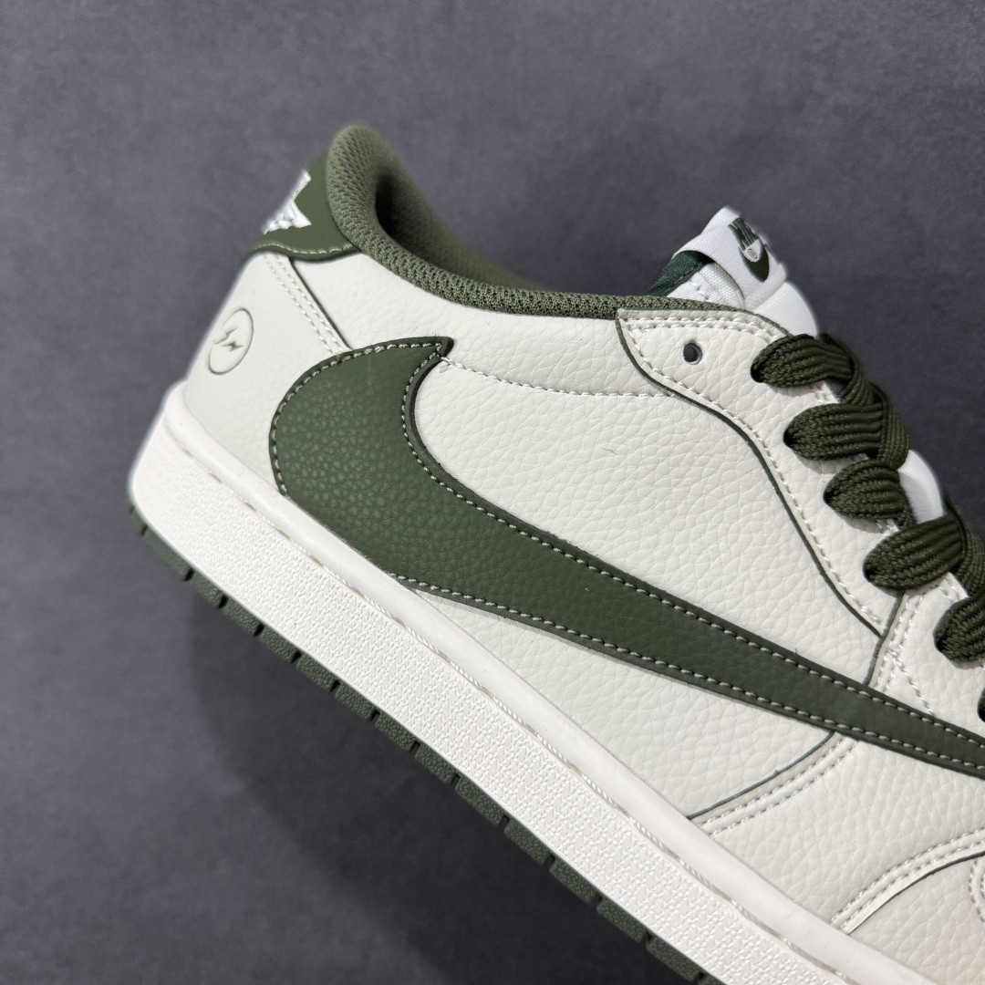图片[6]-【定制版】Travis Scott x Fragment Design x Air Jordan 1 Low OG SP AJ1 乔1闪电联名 低帮文化休闲板鞋 LK1099-063  #多方联名合作融合了Travis Scott 独特的音乐风格，藤原浩个性的设计风格以及Jordan品牌的经典元素 使其成为一双具有独特身份和价值的鞋子 清新而立体的外观加上联名标识更突出了其独特身份 这种配色方案显示出活力和时尚感 在视觉上引人注目 鞋身的质感和细腻的细节处理使其显得高端而格调十足 这款“倒钩”联名是设计与创意完美结合 融合多方的个性风格是一款备受瞩目的潮流鞋款  尺码：36 36.5 37.5 38 38.5 39 40 40.5 41 42 42.5 43 44 44.5 45-选品中心
