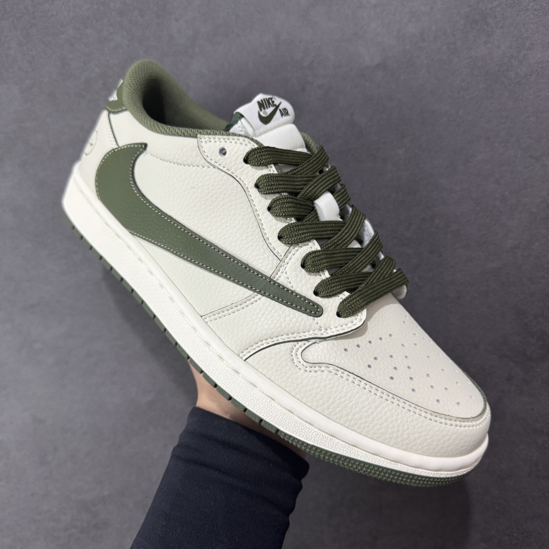 图片[3]-【定制版】Travis Scott x Fragment Design x Air Jordan 1 Low OG SP AJ1 乔1闪电联名 低帮文化休闲板鞋 LK1099-063  #多方联名合作融合了Travis Scott 独特的音乐风格，藤原浩个性的设计风格以及Jordan品牌的经典元素 使其成为一双具有独特身份和价值的鞋子 清新而立体的外观加上联名标识更突出了其独特身份 这种配色方案显示出活力和时尚感 在视觉上引人注目 鞋身的质感和细腻的细节处理使其显得高端而格调十足 这款“倒钩”联名是设计与创意完美结合 融合多方的个性风格是一款备受瞩目的潮流鞋款  尺码：36 36.5 37.5 38 38.5 39 40 40.5 41 42 42.5 43 44 44.5 45-选品中心