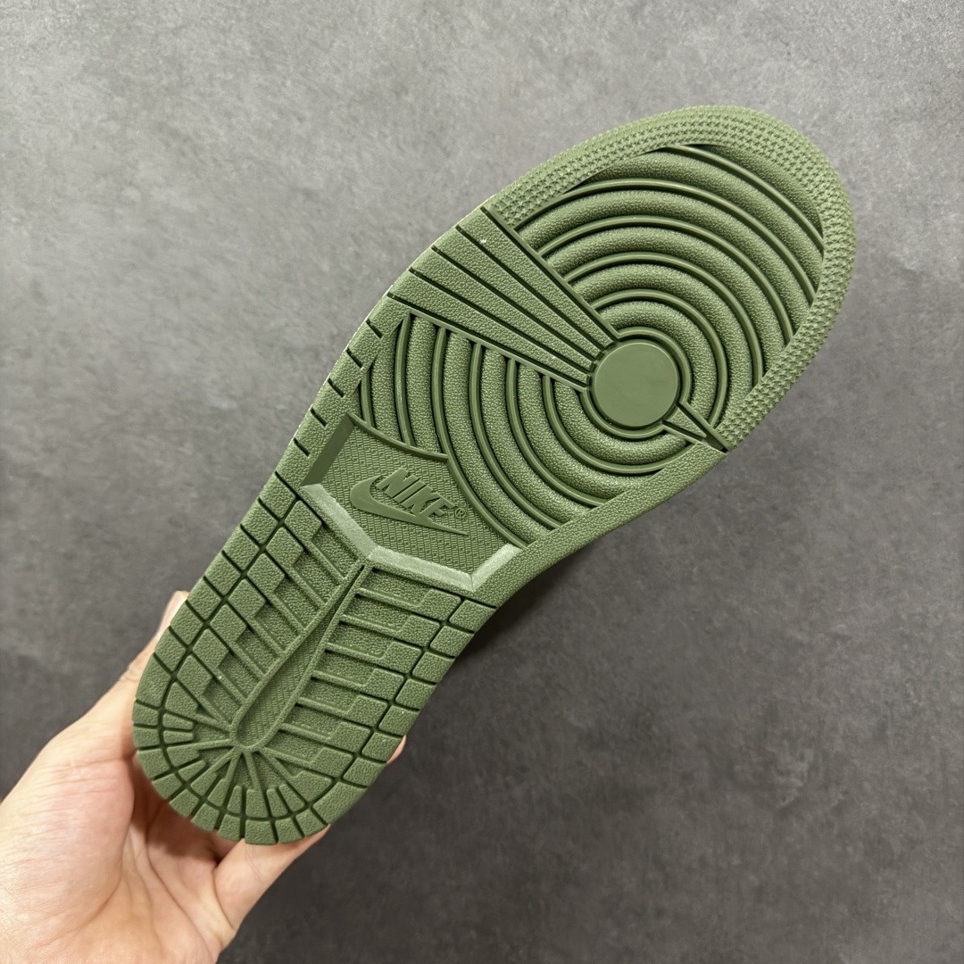 图片[9]-【定制版】Travis Scott x Fragment Design x Air Jordan 1 Low OG SP AJ1 乔1闪电联名 低帮文化休闲板鞋 LK1099-063  #多方联名合作融合了Travis Scott 独特的音乐风格，藤原浩个性的设计风格以及Jordan品牌的经典元素 使其成为一双具有独特身份和价值的鞋子 清新而立体的外观加上联名标识更突出了其独特身份 这种配色方案显示出活力和时尚感 在视觉上引人注目 鞋身的质感和细腻的细节处理使其显得高端而格调十足 这款“倒钩”联名是设计与创意完美结合 融合多方的个性风格是一款备受瞩目的潮流鞋款  尺码：36 36.5 37.5 38 38.5 39 40 40.5 41 42 42.5 43 44 44.5 45-选品中心