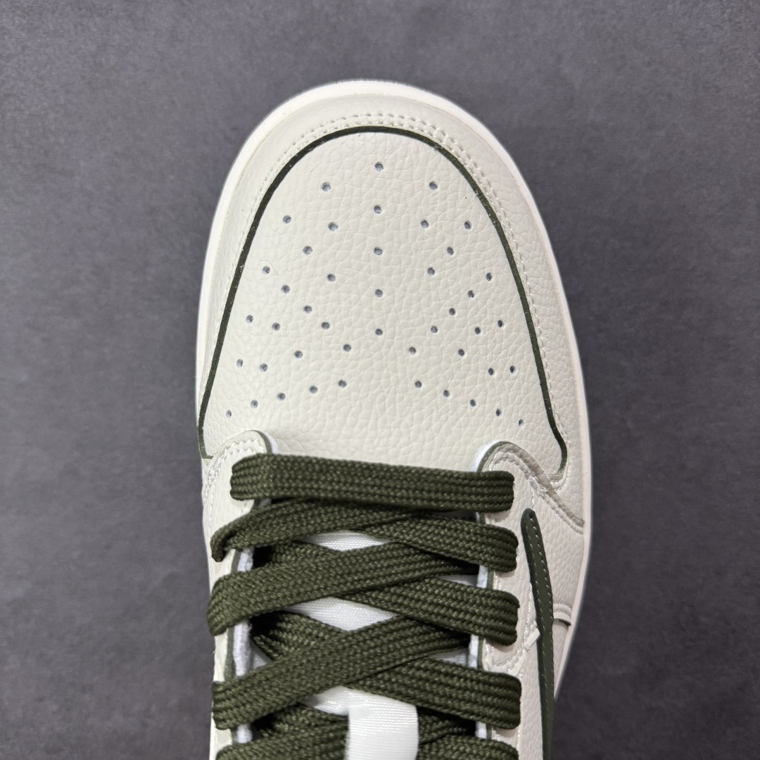 图片[8]-【定制版】Travis Scott x Fragment Design x Air Jordan 1 Low OG SP AJ1 乔1闪电联名 低帮文化休闲板鞋 LK1099-063  #多方联名合作融合了Travis Scott 独特的音乐风格，藤原浩个性的设计风格以及Jordan品牌的经典元素 使其成为一双具有独特身份和价值的鞋子 清新而立体的外观加上联名标识更突出了其独特身份 这种配色方案显示出活力和时尚感 在视觉上引人注目 鞋身的质感和细腻的细节处理使其显得高端而格调十足 这款“倒钩”联名是设计与创意完美结合 融合多方的个性风格是一款备受瞩目的潮流鞋款  尺码：36 36.5 37.5 38 38.5 39 40 40.5 41 42 42.5 43 44 44.5 45-选品中心