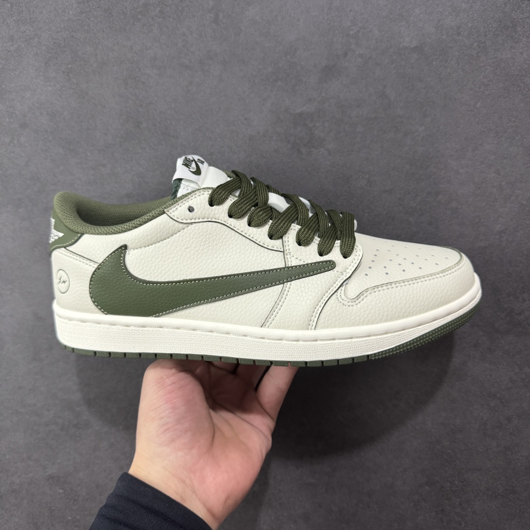 【定制版】Travis Scott x Fragment Design x Air Jordan 1 Low OG SP AJ1 乔1闪电联名 低帮文化休闲板鞋 LK1099-063  #多方联名合作融合了Travis Scott 独特的音乐风格，藤原浩个性的设计风格以及Jordan品牌的经典元素 使其成为一双具有独特身份和价值的鞋子 清新而立体的外观加上联名标识更突出了其独特身份 这种配色方案显示出活力和时尚感 在视觉上引人注目 鞋身的质感和细腻的细节处理使其显得高端而格调十足 这款“倒钩”联名是设计与创意完美结合 融合多方的个性风格是一款备受瞩目的潮流鞋款  尺码：36 36.5 37.5 38 38.5 39 40 40.5 41 42 42.5 43 44 44.5 45-选品中心