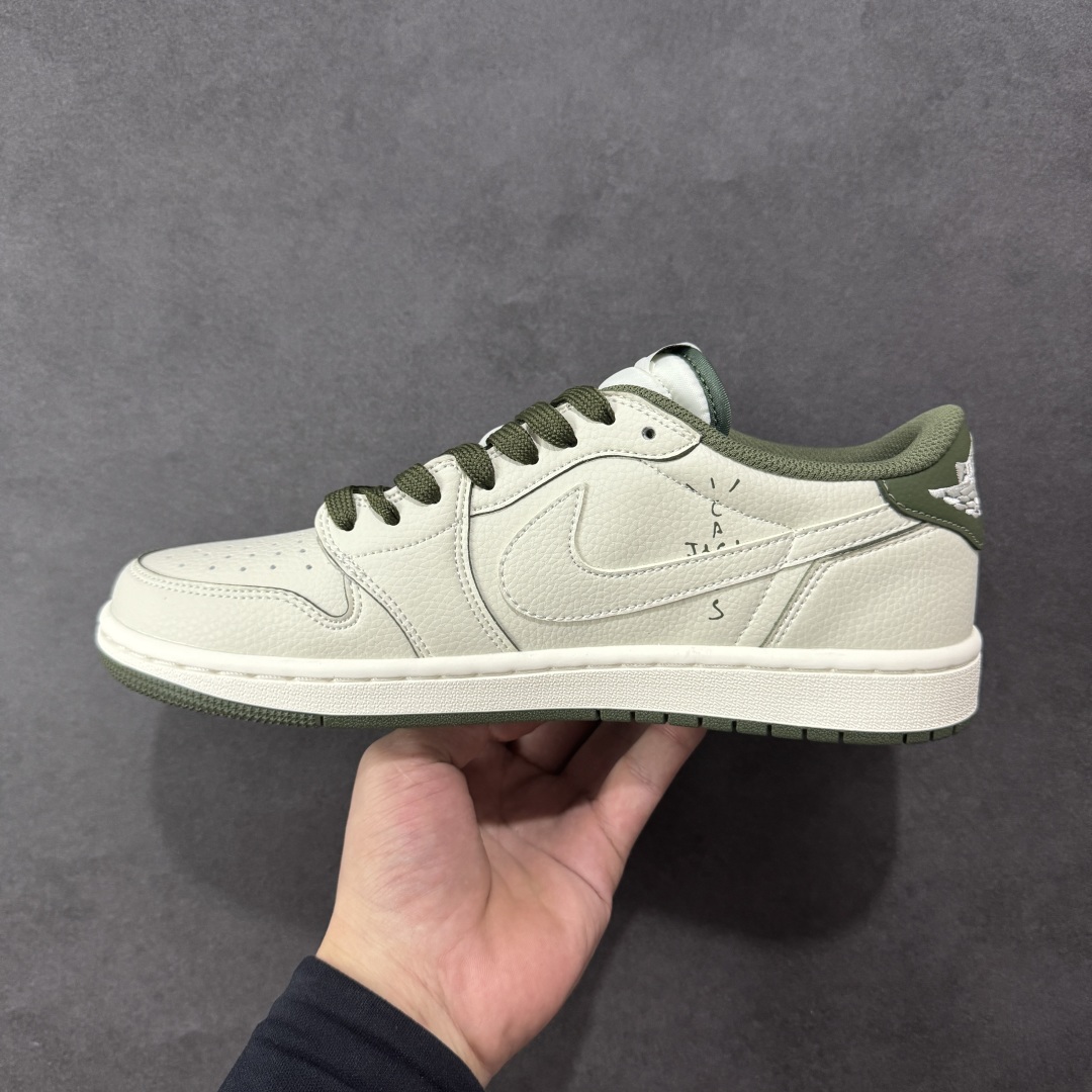 图片[2]-【定制版】Travis Scott x Fragment Design x Air Jordan 1 Low OG SP AJ1 乔1闪电联名 低帮文化休闲板鞋 LK1099-063  #多方联名合作融合了Travis Scott 独特的音乐风格，藤原浩个性的设计风格以及Jordan品牌的经典元素 使其成为一双具有独特身份和价值的鞋子 清新而立体的外观加上联名标识更突出了其独特身份 这种配色方案显示出活力和时尚感 在视觉上引人注目 鞋身的质感和细腻的细节处理使其显得高端而格调十足 这款“倒钩”联名是设计与创意完美结合 融合多方的个性风格是一款备受瞩目的潮流鞋款  尺码：36 36.5 37.5 38 38.5 39 40 40.5 41 42 42.5 43 44 44.5 45-选品中心